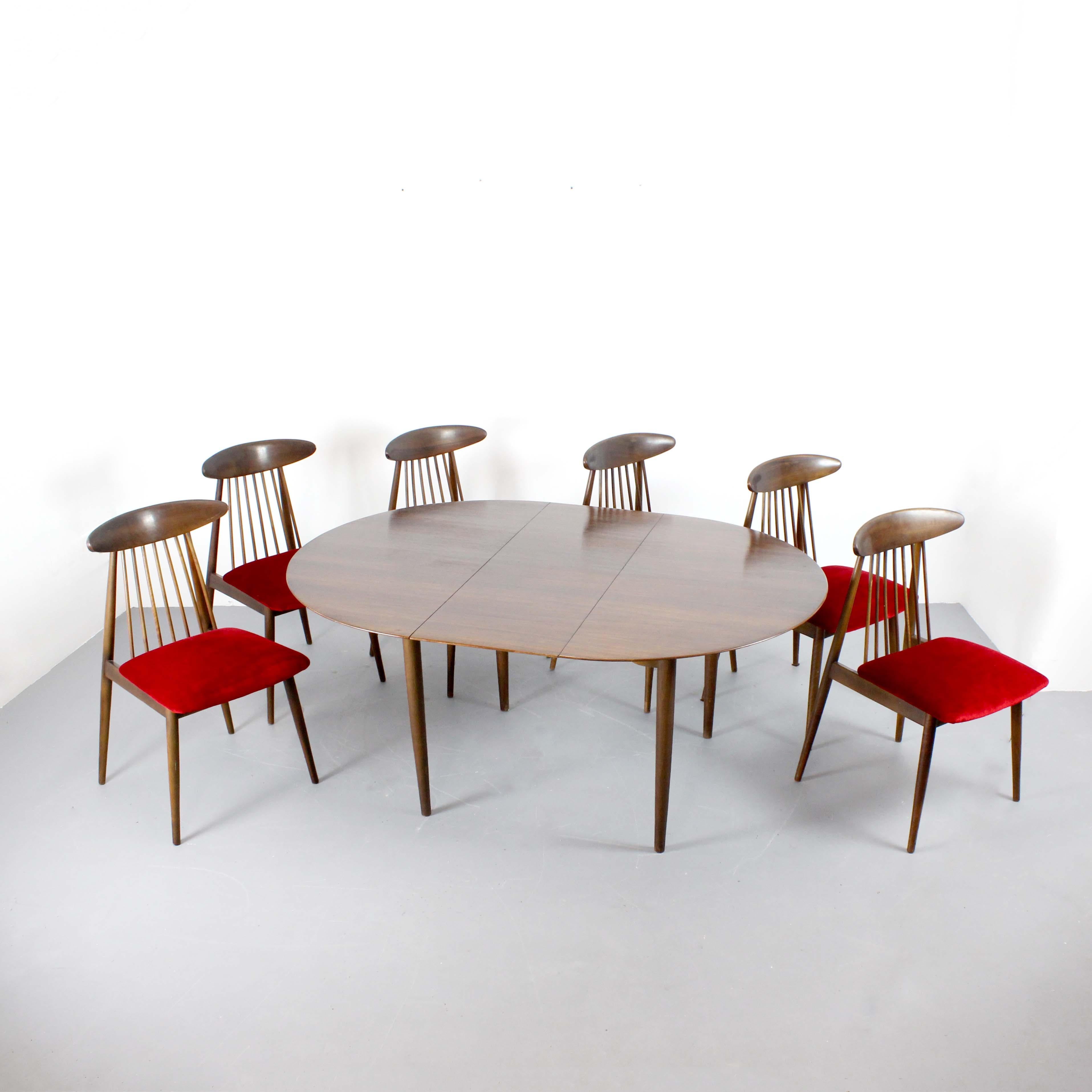 Milieu du XXe siècle Ensemble de salle à manger en bois avec 6 chaises et table extensible Allemagne Attr. Ernst Marti en vente