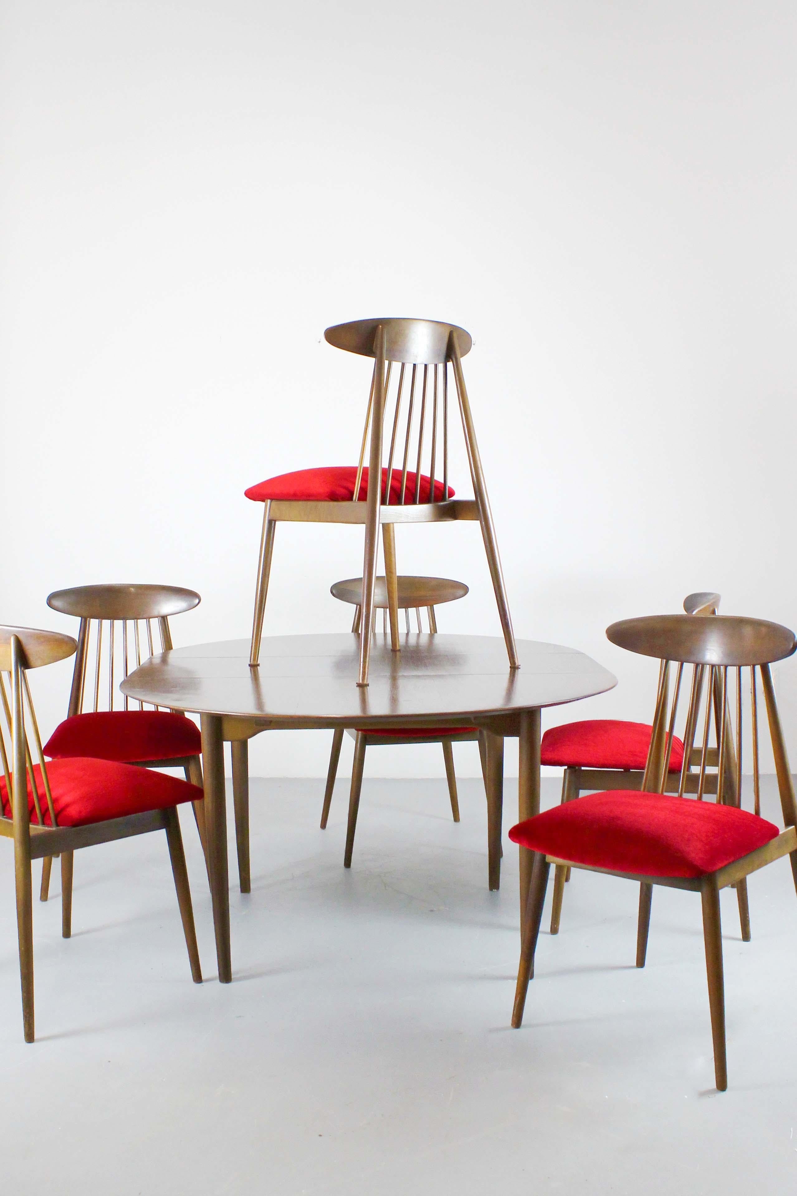 Bois Ensemble de salle à manger en bois avec 6 chaises et table extensible Allemagne Attr. Ernst Marti en vente