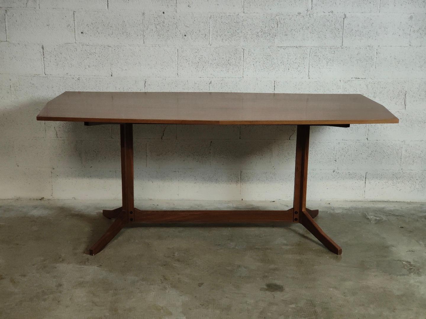Table de salle à manger en bois modèle TL22 par Franco Albini pour Poggi 60s.
Né à Milan en 1905, Franco Albini est un architecte, urbaniste et designer de mobilier italien, actif entre les années 1930 et 1960. Il a étudié à l'école polytechnique de