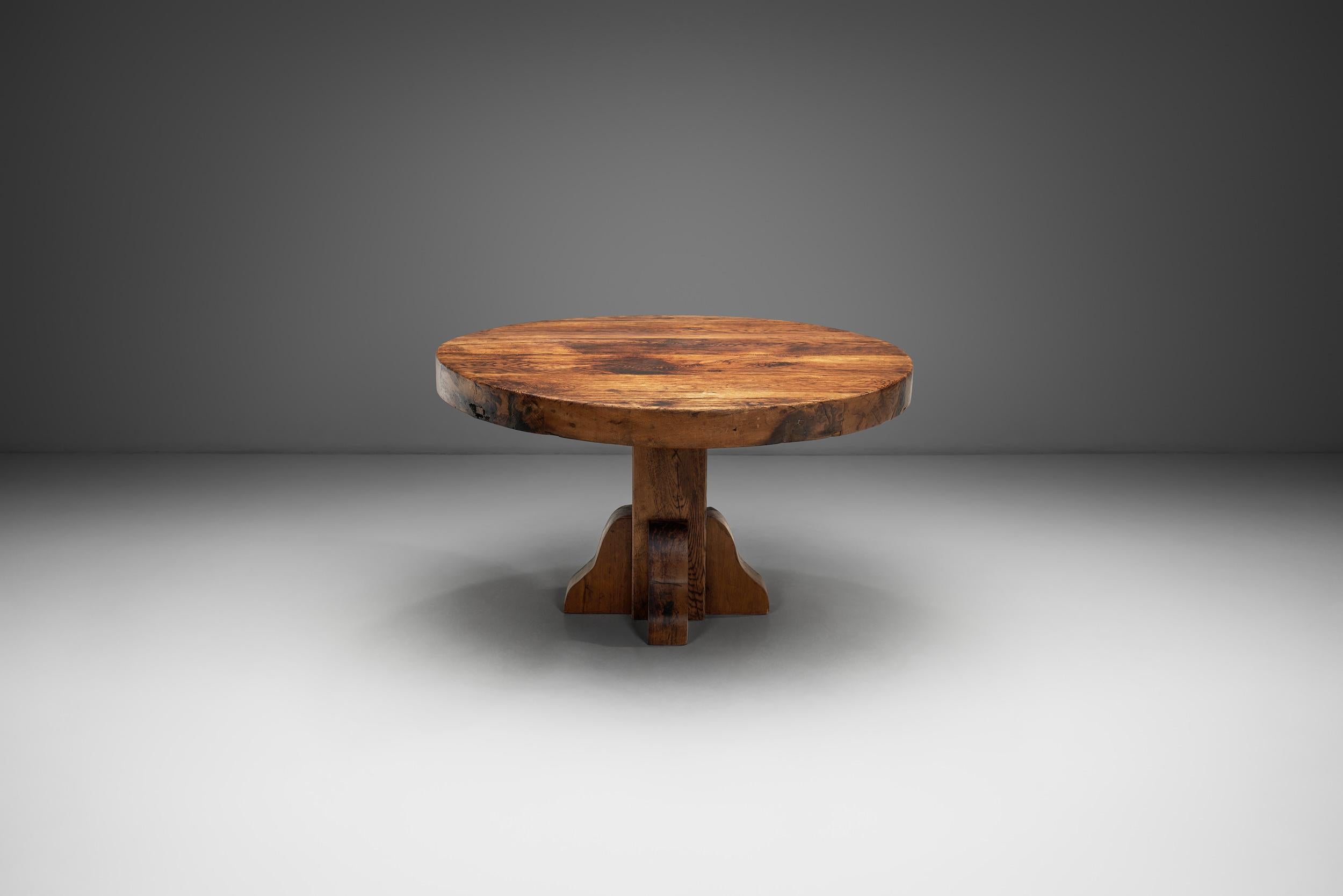 Wooden Dining Table with Carved Leg, Europe Mid-20th Century In Good Condition For Sale In Utrecht, NL
