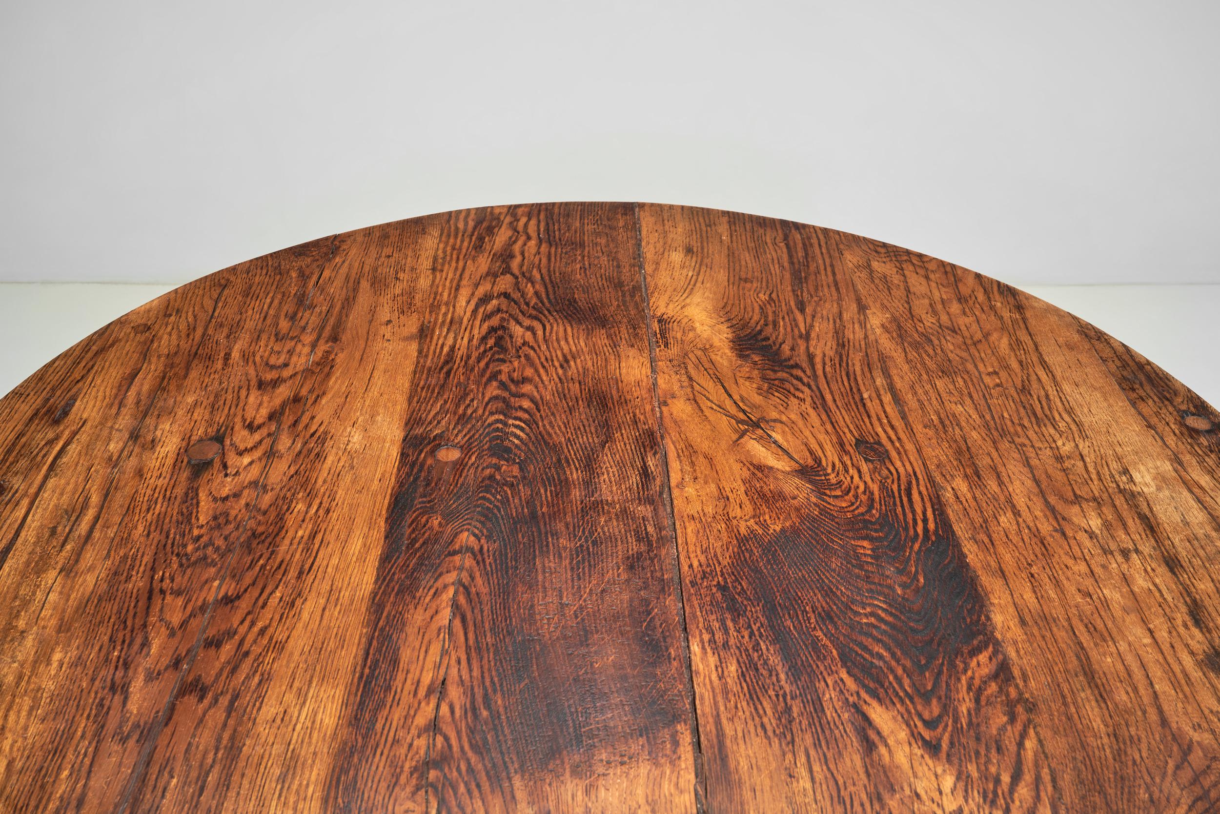 Wooden Dining Table with Carved Leg, Europe Mid-20th Century For Sale 2
