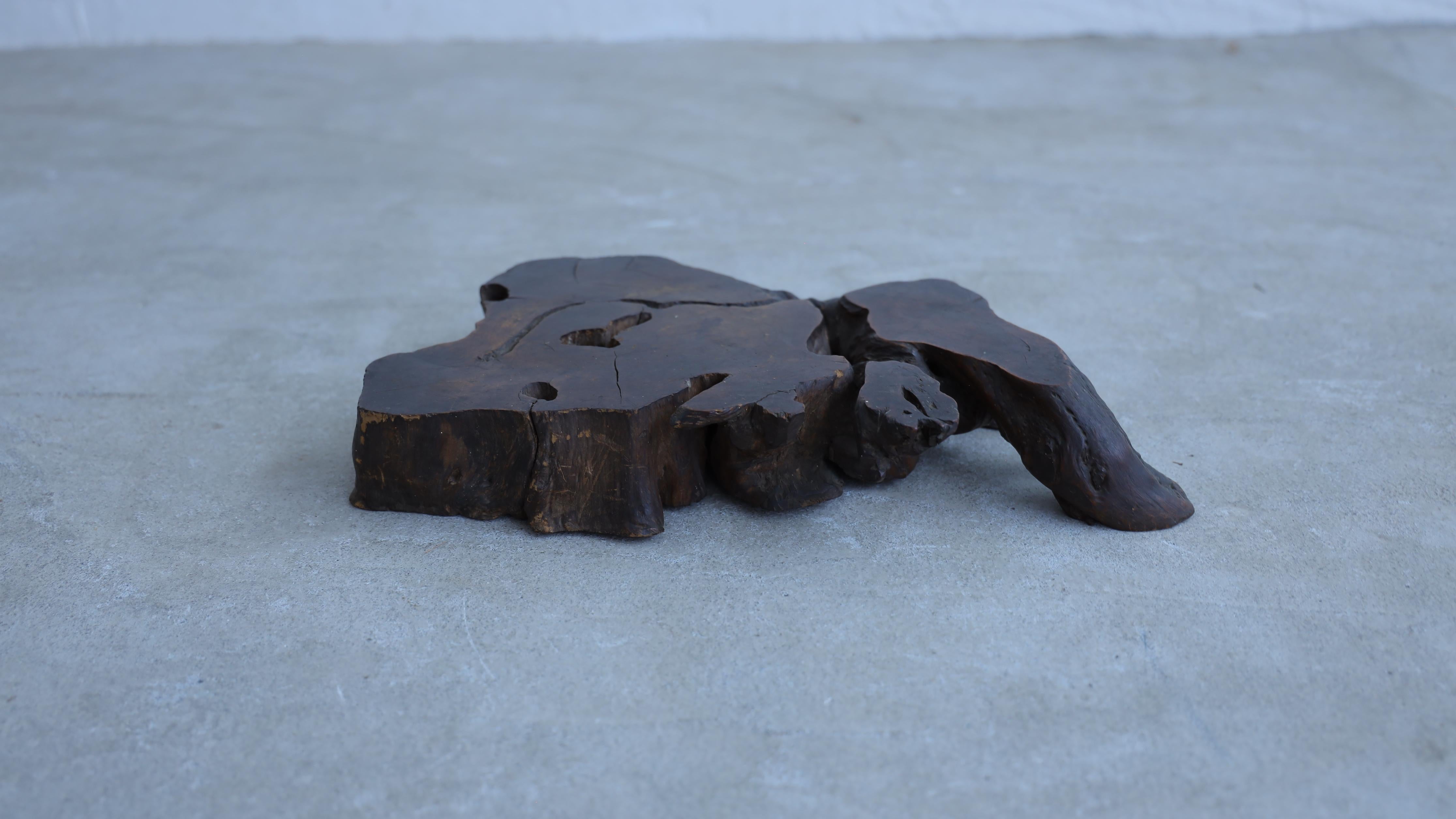 This is an antique display stand made from old wood from the Taisho era.

In Japan, it was used as a stand for Bonsai. 
It is made of cherry wood and features a lacquer finish.
It gives you a sense of the powerful grandeur of nature and has a
