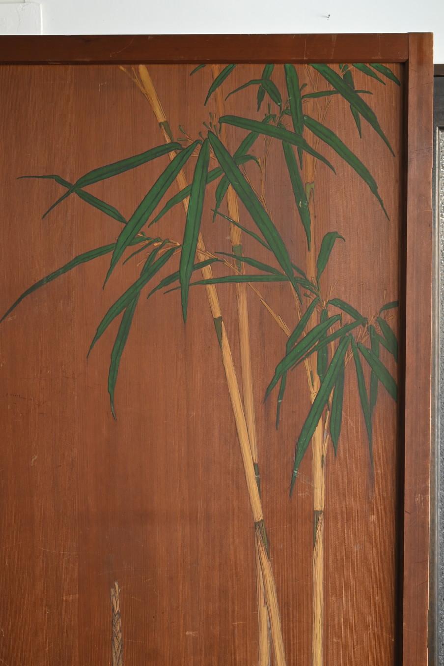 Se trata de una puerta de madera de una hoja fabricada en Japón hacia el siglo XX. Se supone que el material utilizado es el ciprés japonés o el cedro japonés, y la veta delicadamente recta de la madera se mantiene en silencio como fondo sin