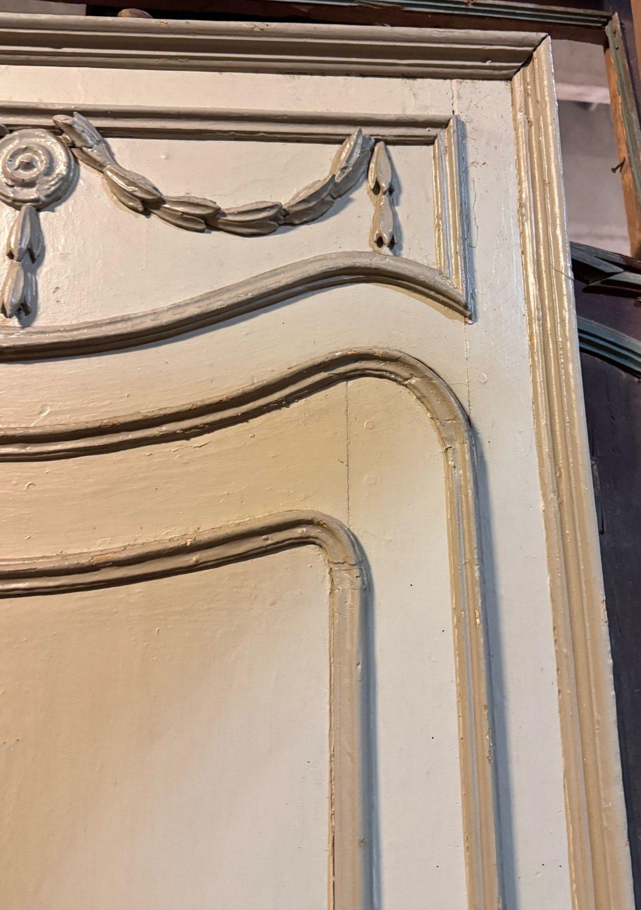Antike Innentür aus Massivholz, einflügelig mit gewelltem Paneel und vorstehenden Leisten, beige lackiert, komplett mit Rahmen und Obertür mit geschnitztem Feston, original aus dem 18. Jahrhundert und gut erhalten, um an eine luxuriöse Einrichtung
