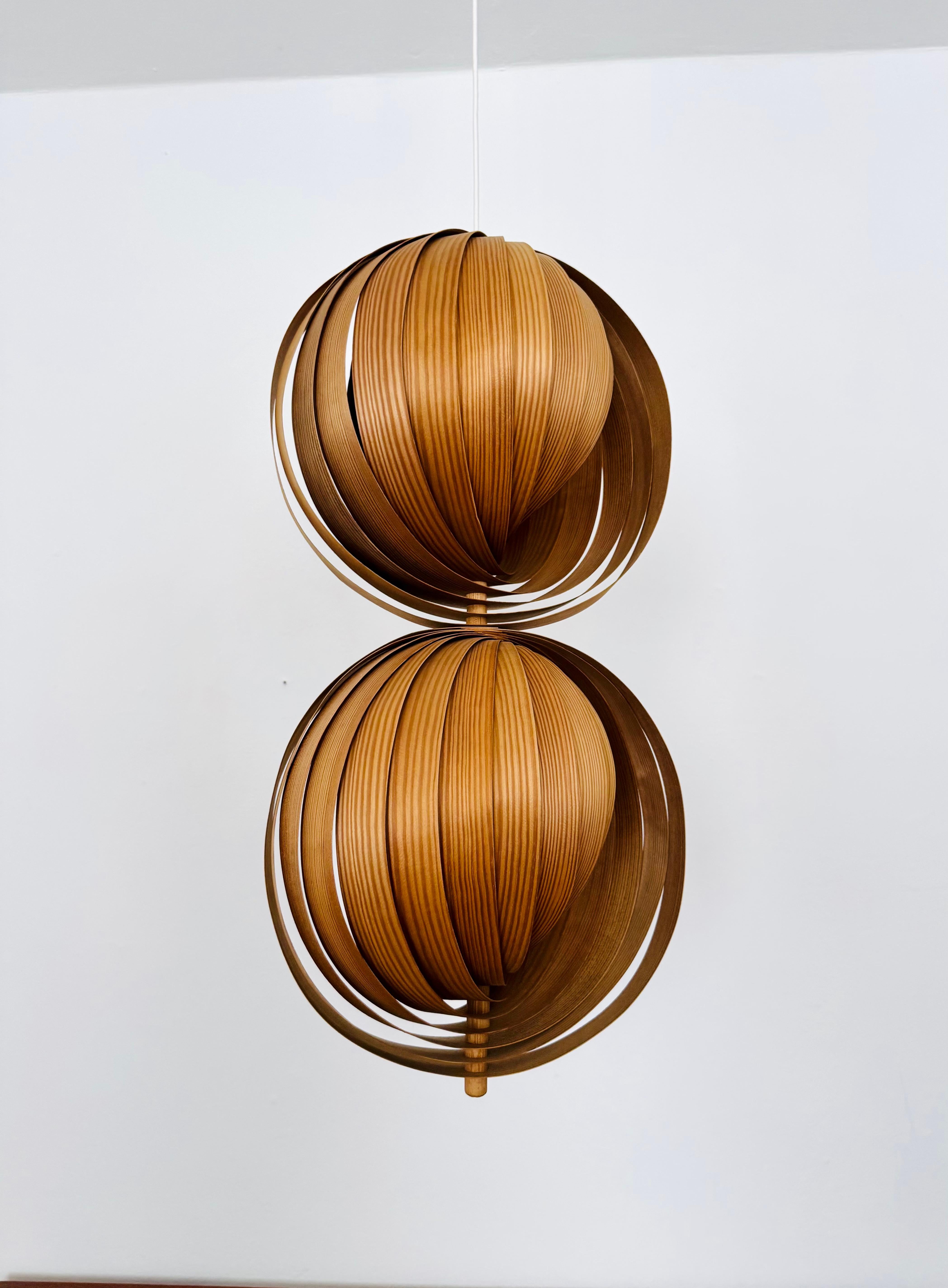 Lampada a sospensione a doppia luna di eccezionale bellezza, risalente agli anni '60.
Il materiale si adatta a qualsiasi ambiente e crea un'atmosfera speciale.
Crea una luce accogliente.
Crea una luce decorativa.

Condizioni:

Condizioni vintage