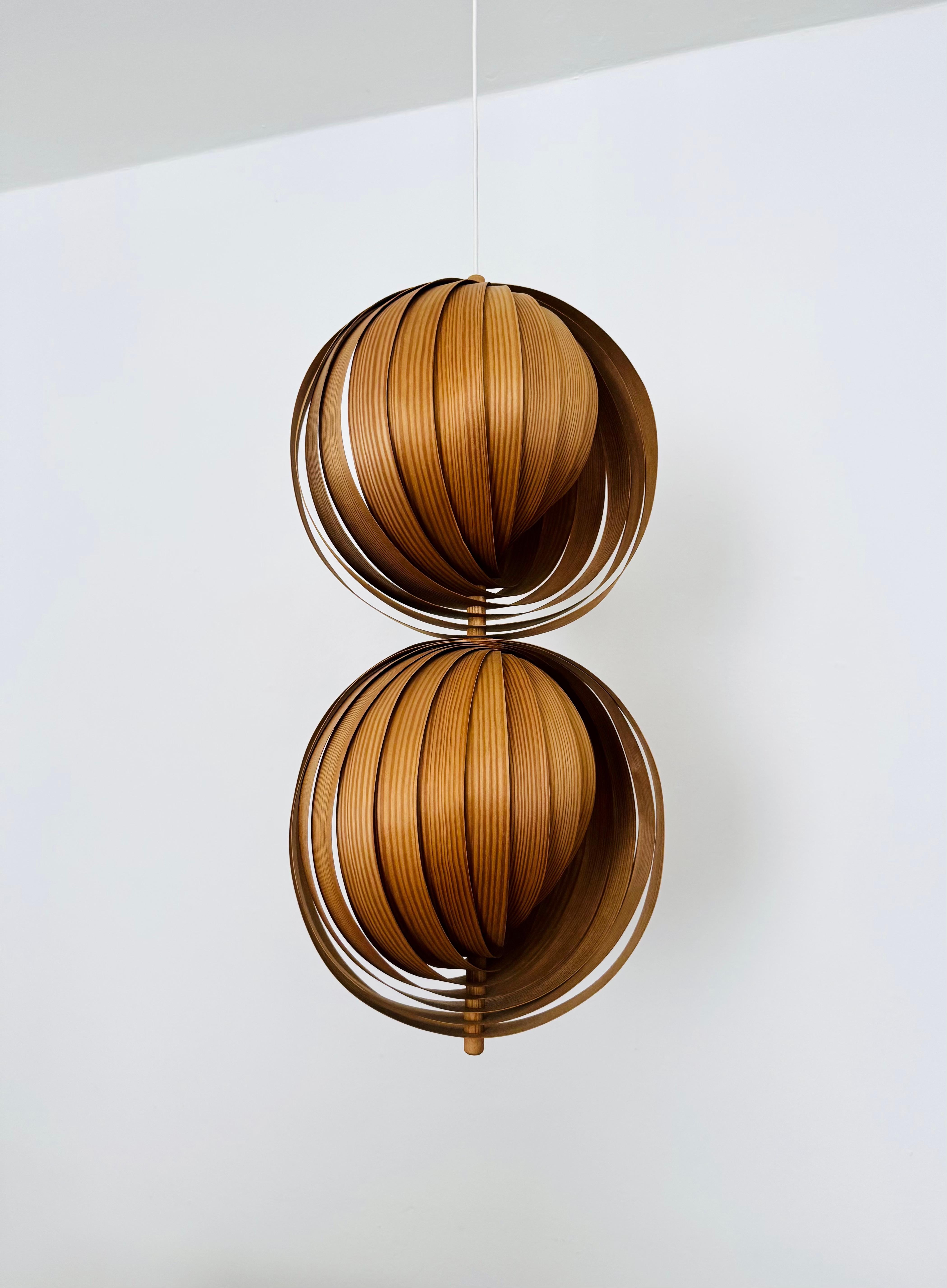 Scandinavo moderno Lampada a sospensione a doppia luna in legno in vendita