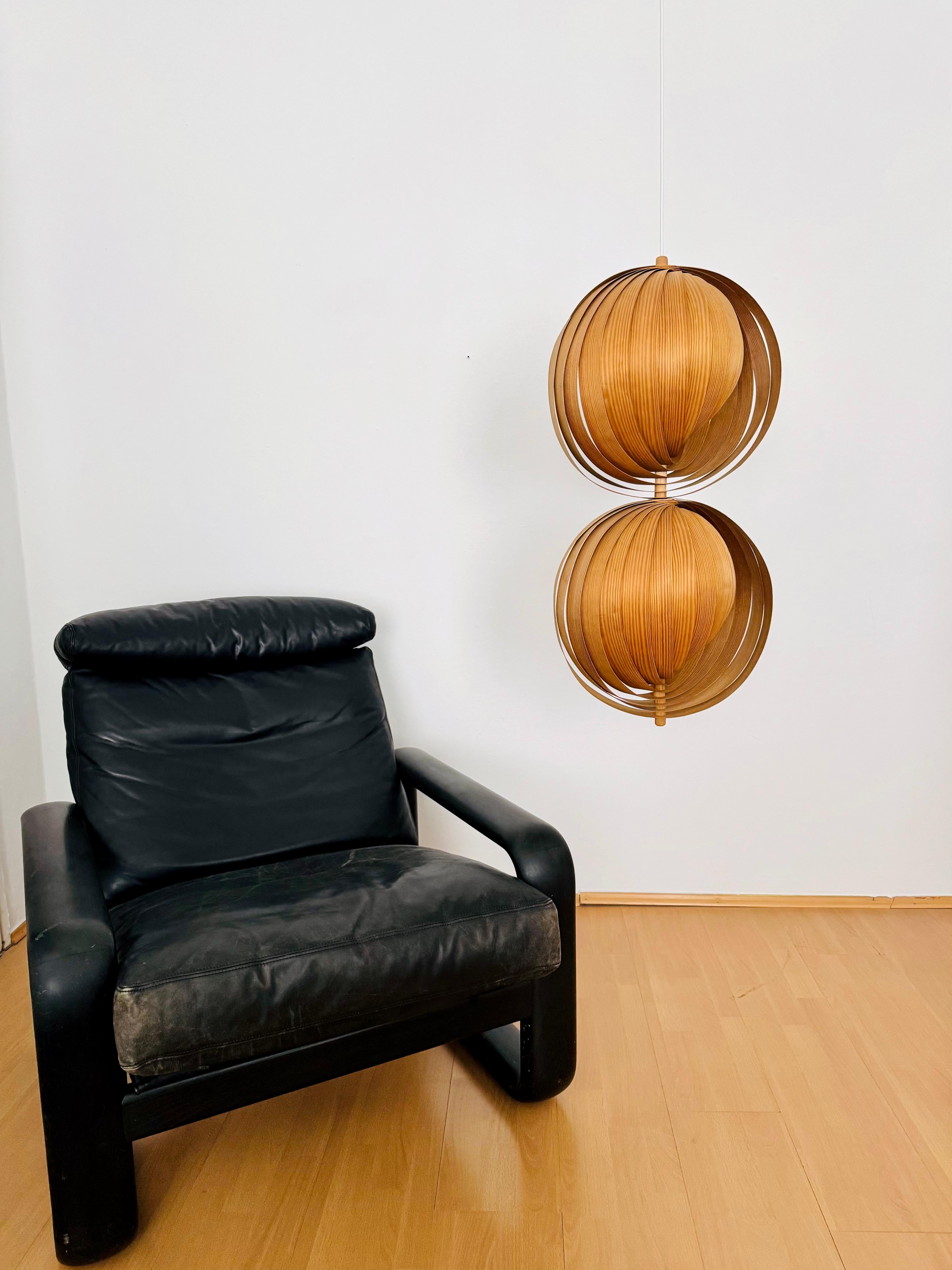 Lampada a sospensione a doppia luna in legno In condizioni buone in vendita a München, DE