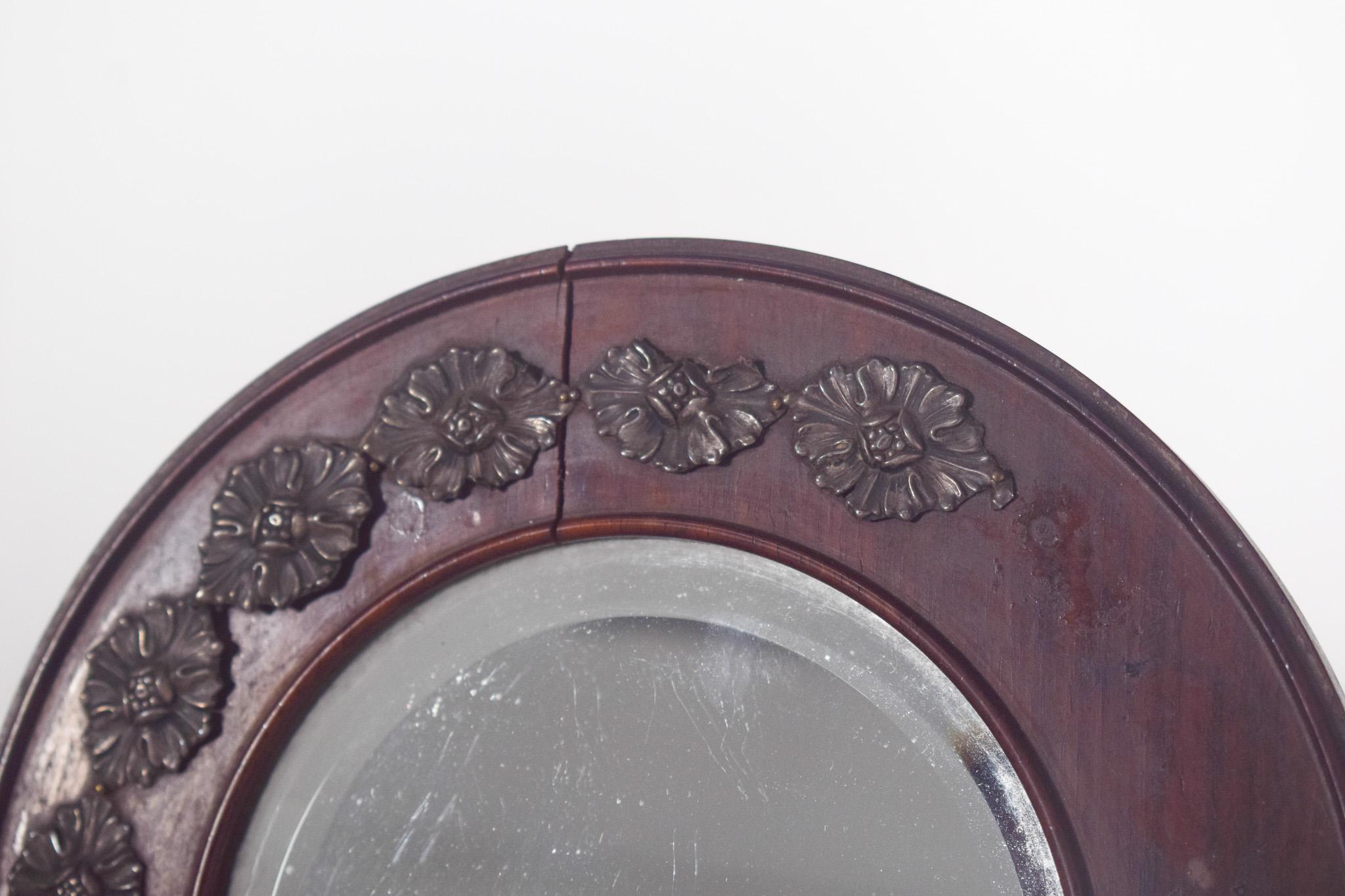Mid-Century Modern Miroir de commode en bois avec applications en argent en vente