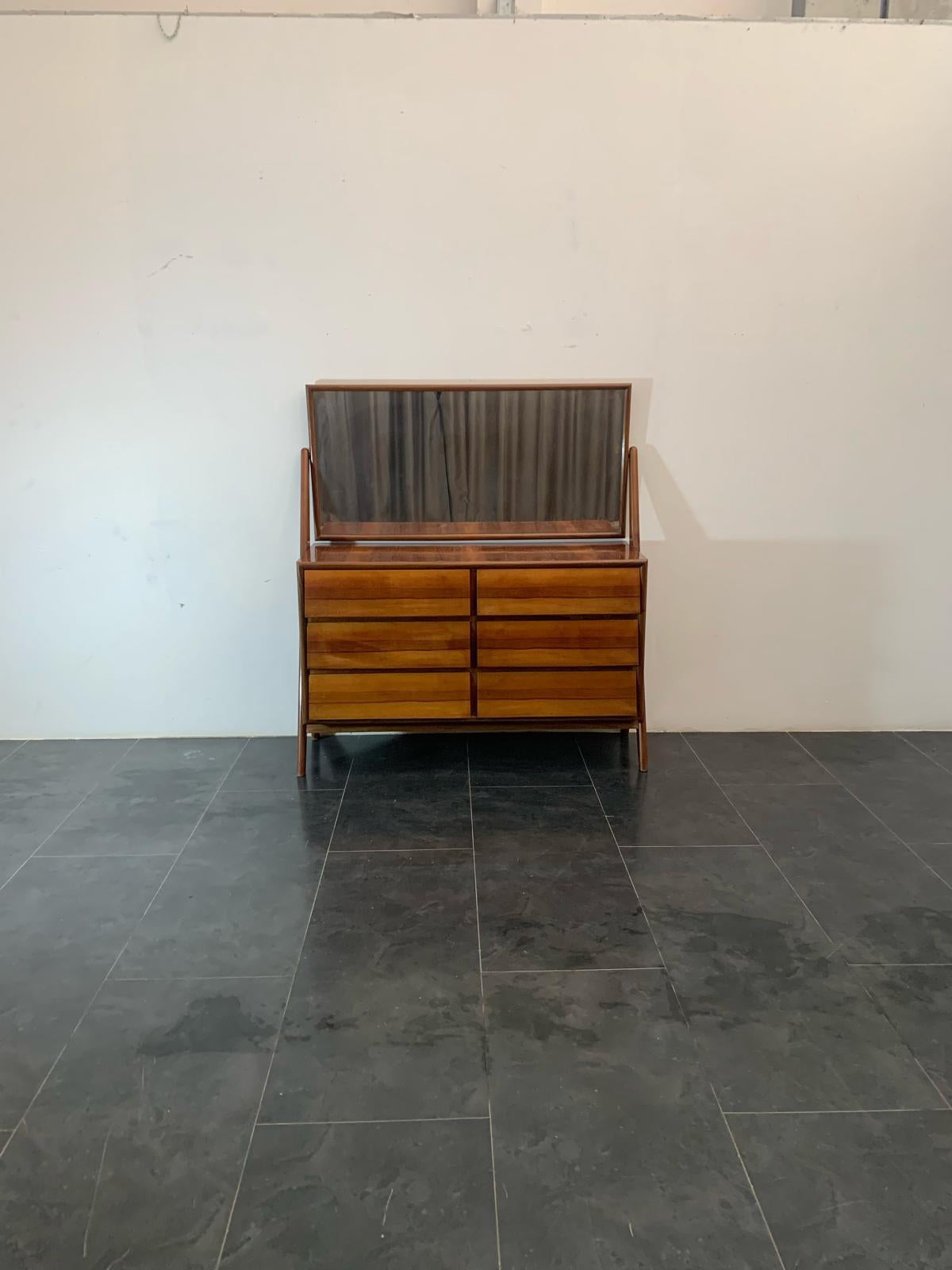 1960s chest of drawers with mirror of exceptional design. The excellently built structure with generous thicknesses guarantees functionality and solidity. The central body features a selection of rosewood on the front of the drawers placed