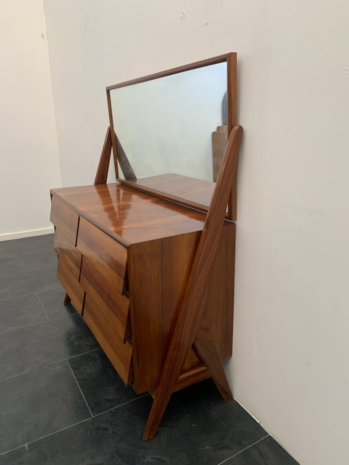 Commode en bois avec miroir avec tiroirs diagonales, années 1960 en vente 2