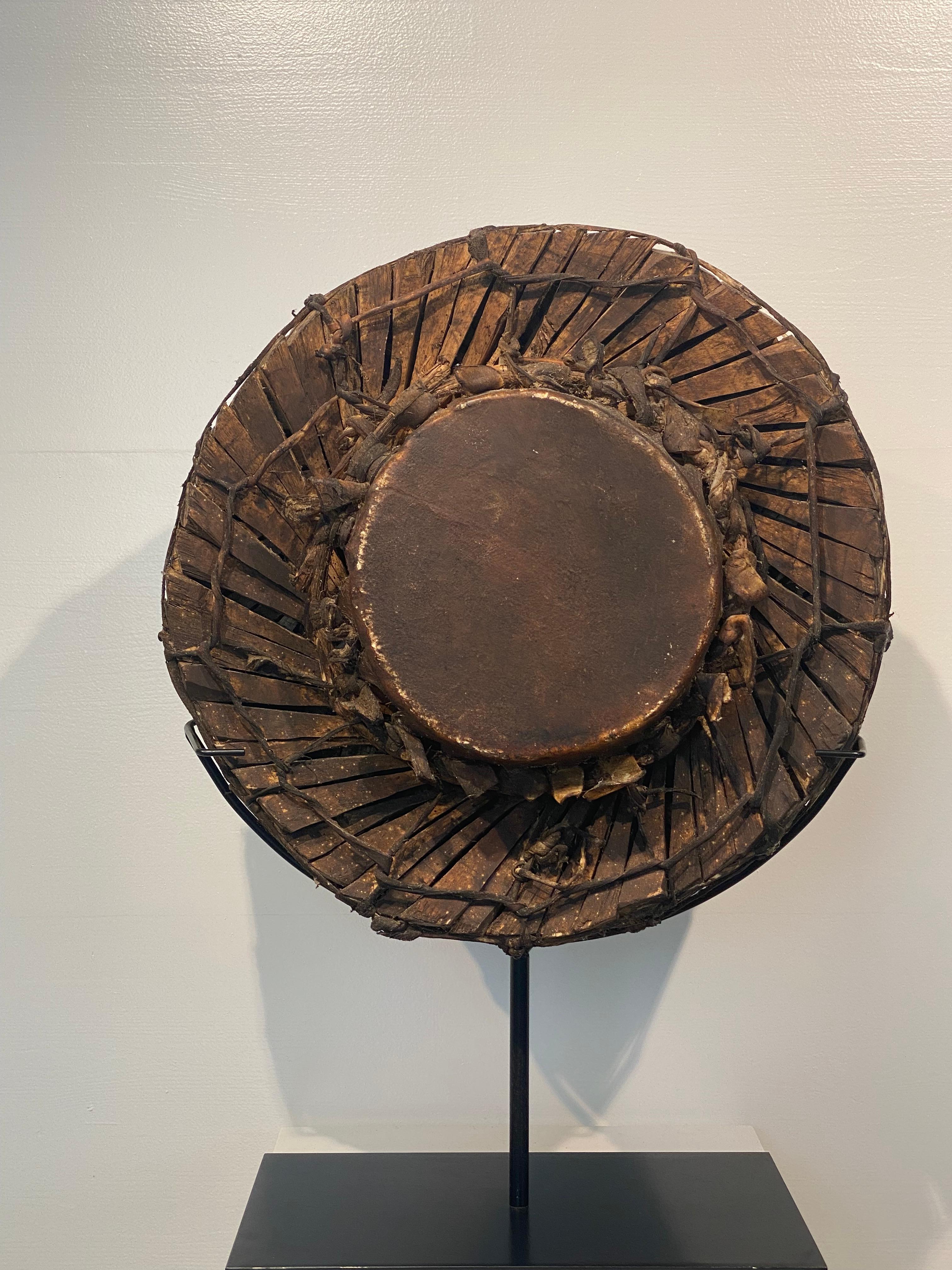Inizio del XX secolo. Secolo  Tamburo proveniente dall'isola di Sumba, nell'Indonesia orientale,
questo grande tamburo cerimoniale a doppia testa chiamato LAMBA è unico nel suo genere.
gli abitanti di Sumba,
il tamburo è splendidamente intagliato e