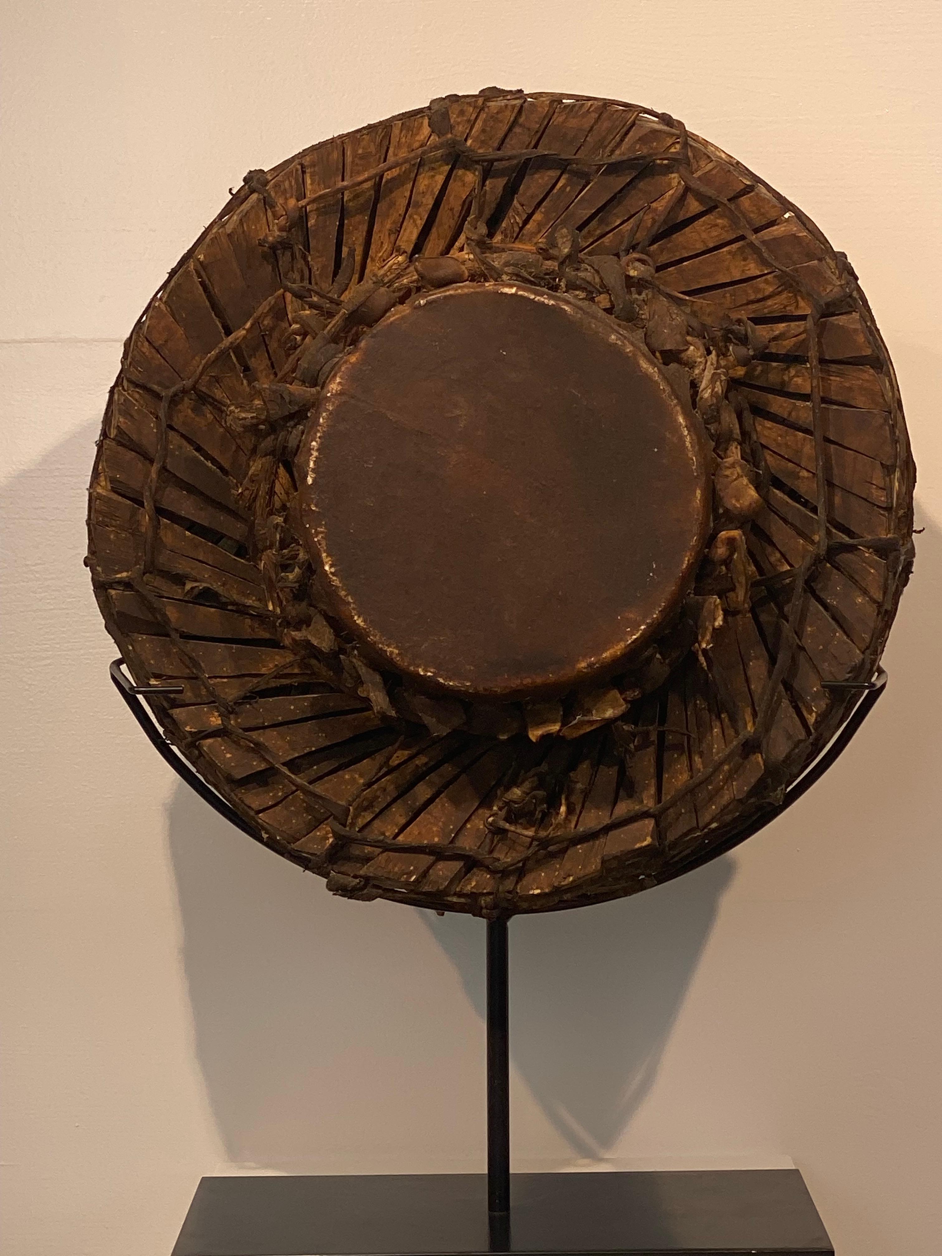 Pelle In legno  Tamburo dell'isola indonesiana di Sumba in vendita