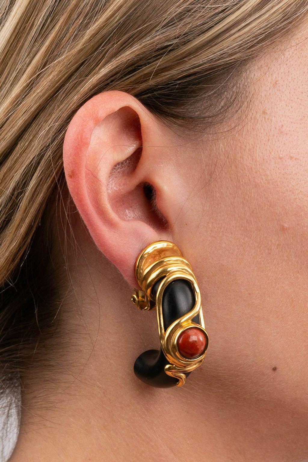 Golden metal clip-on earrings with wood and cabochons.

Additional information: 
Condition: Very good condition
Dimensions: Length: 5 cm (1.97 in)

Seller Reference: BO192