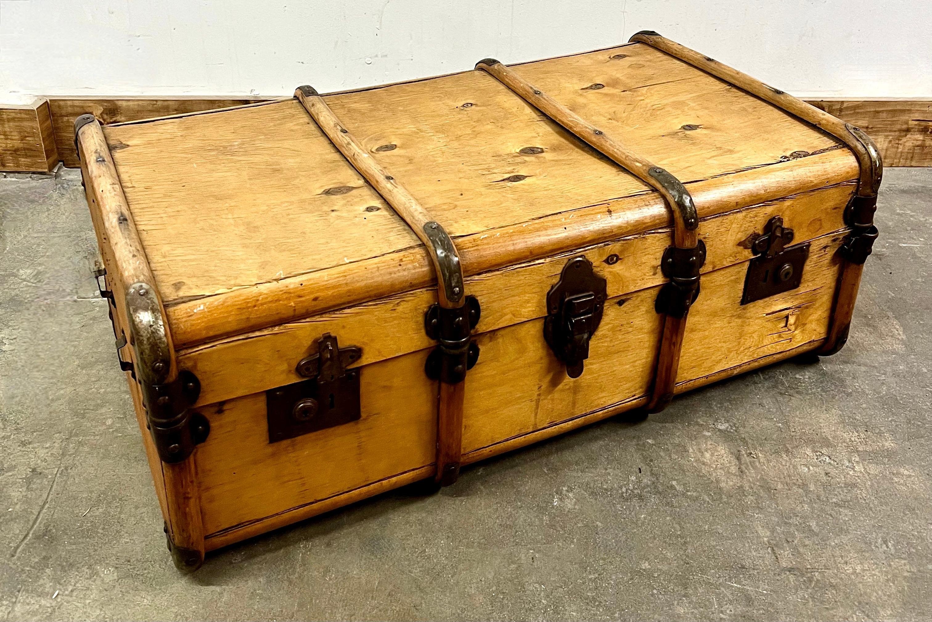 Wooden Exterior Luggage with Wooden and Brass Fittings and Closures In Good Condition For Sale In Los Angeles, CA