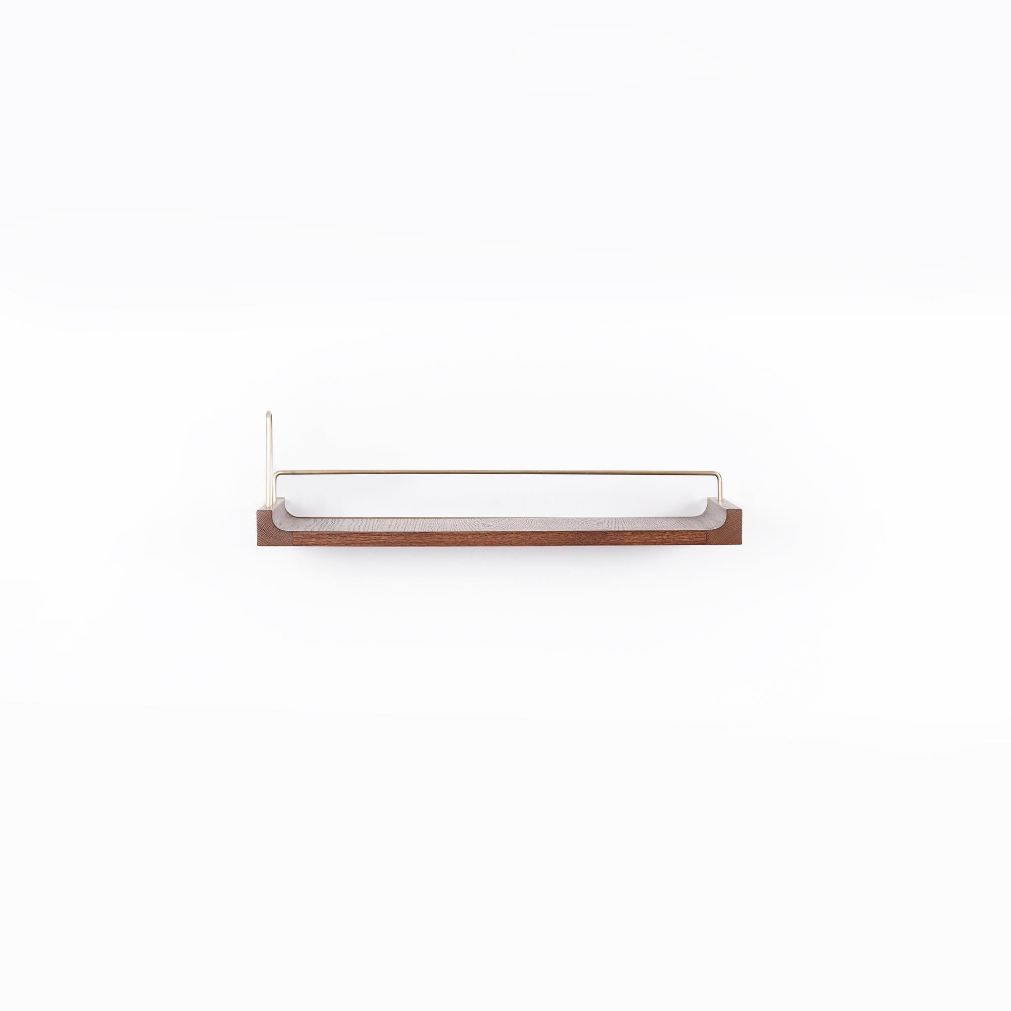 La estantería flotante de madera Ananas es una pieza elegante que combina estética y funcionalidad. Fabricada íntegramente en madera de roble maciza, esta estantería puede utilizarse como elemento decorativo y como práctica solución de almacenaje.