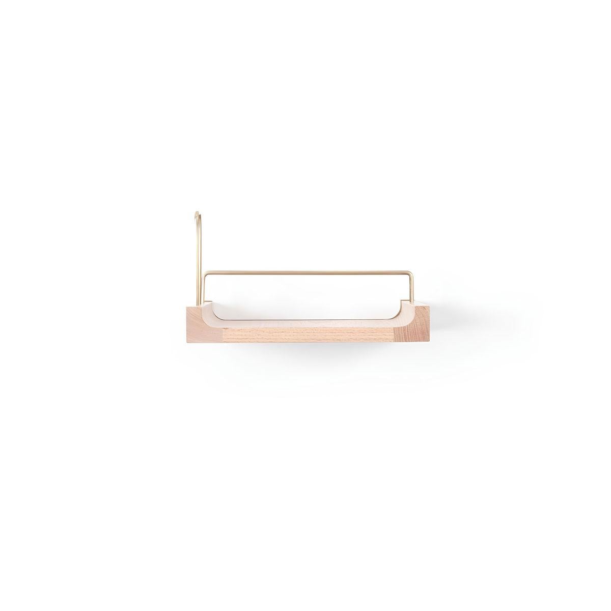 La estantería de madera con detalles metálicos dorados, que cobra vida gracias al innovador diseño de Ananas, está pensada para su uso en diversos espacios, como despachos, salones, dormitorios, entradas y cuartos de baño. Fabricada con madera de