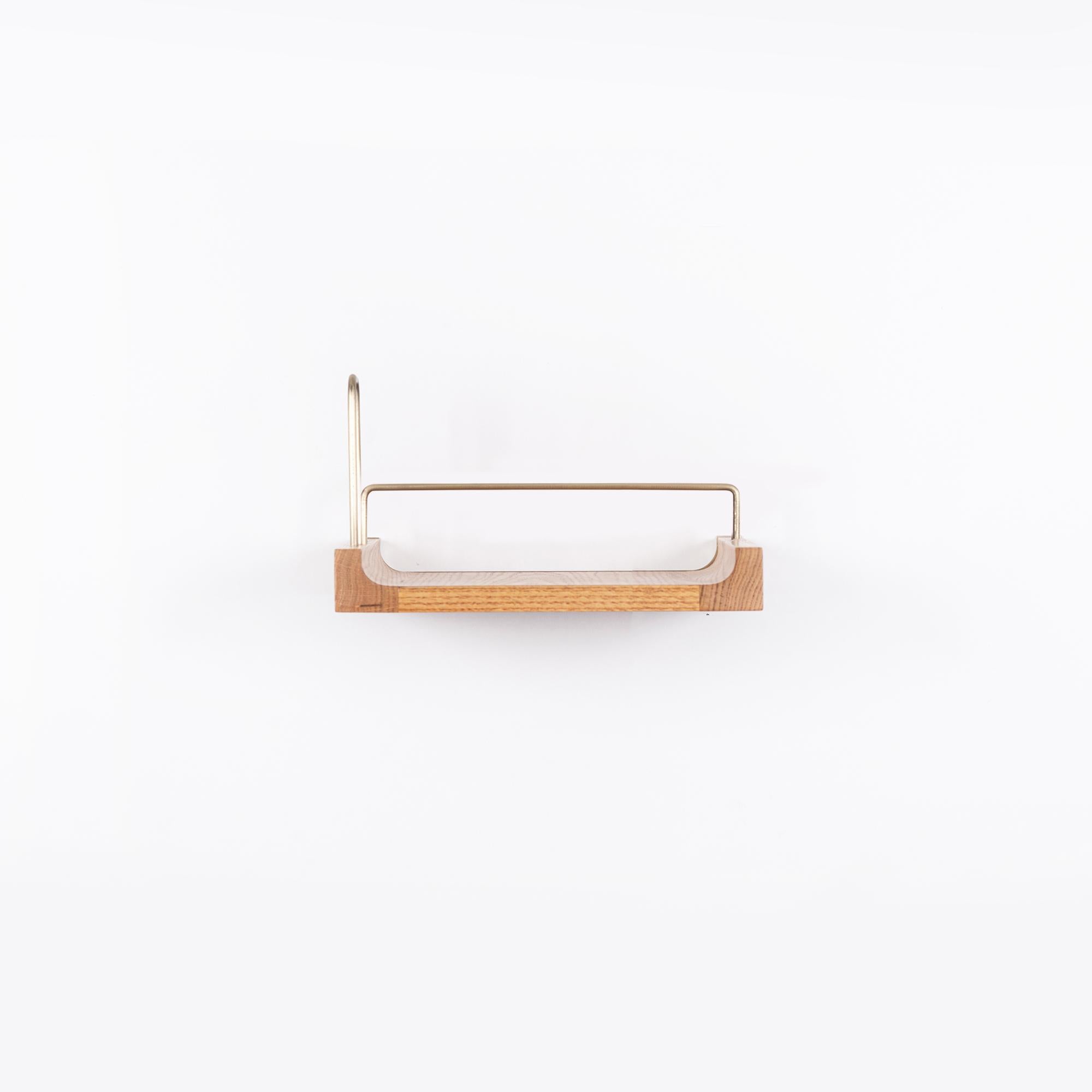 La estantería de madera con detalles metálicos dorados, que cobra vida gracias al innovador diseño de Ananas, está pensada para su uso en diversos espacios, como despachos, salones, dormitorios, entradas y cuartos de baño. Fabricada con madera de