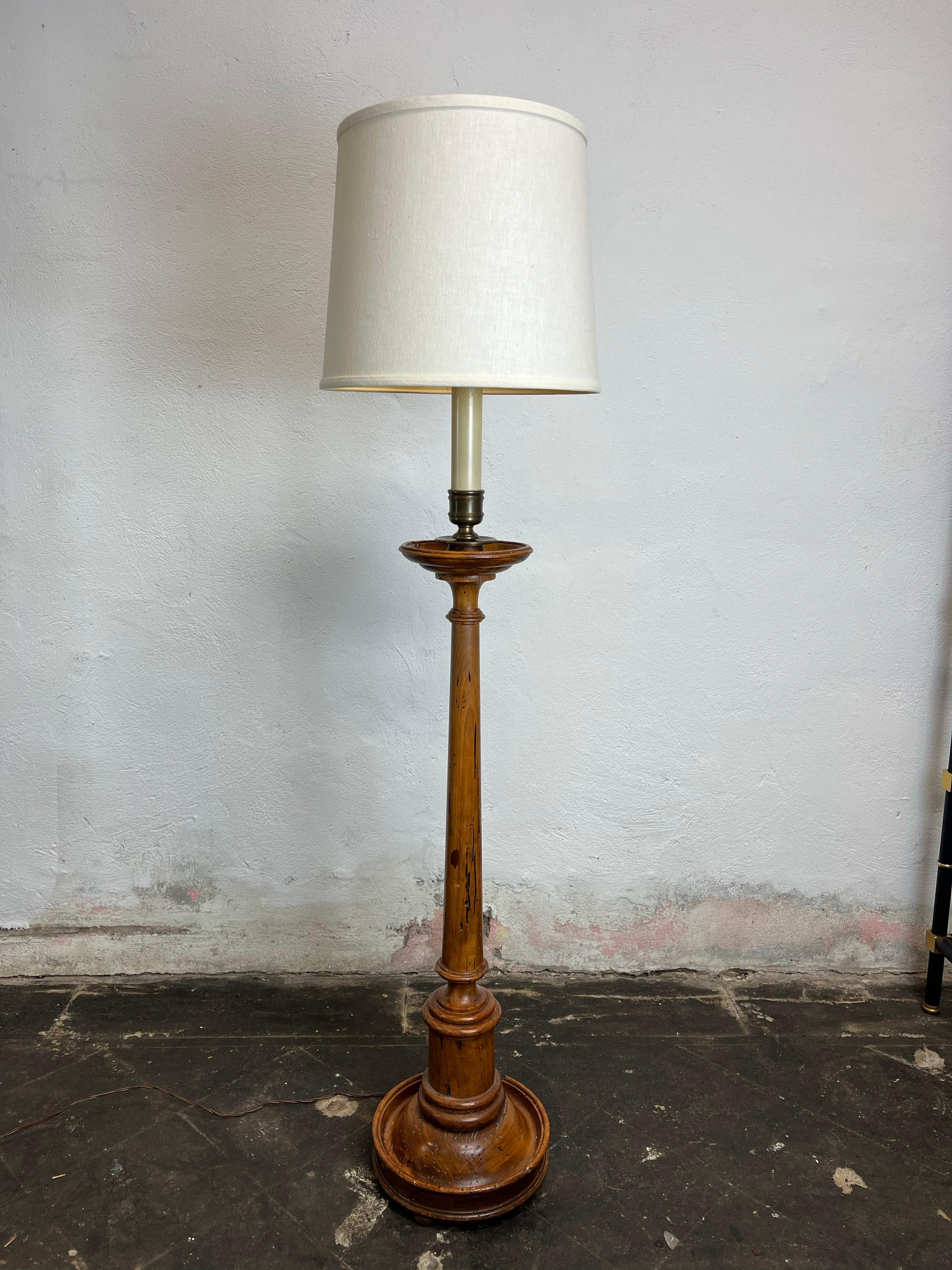 Eccezionale esempio di lampada da terra a candela in legno di produzione italiana realizzata da Chapman. Una lampada tornita eccezionale con venature meravigliose e fori di tarlo. Accento in ottone. 
Curbside to NYC/Philly $450