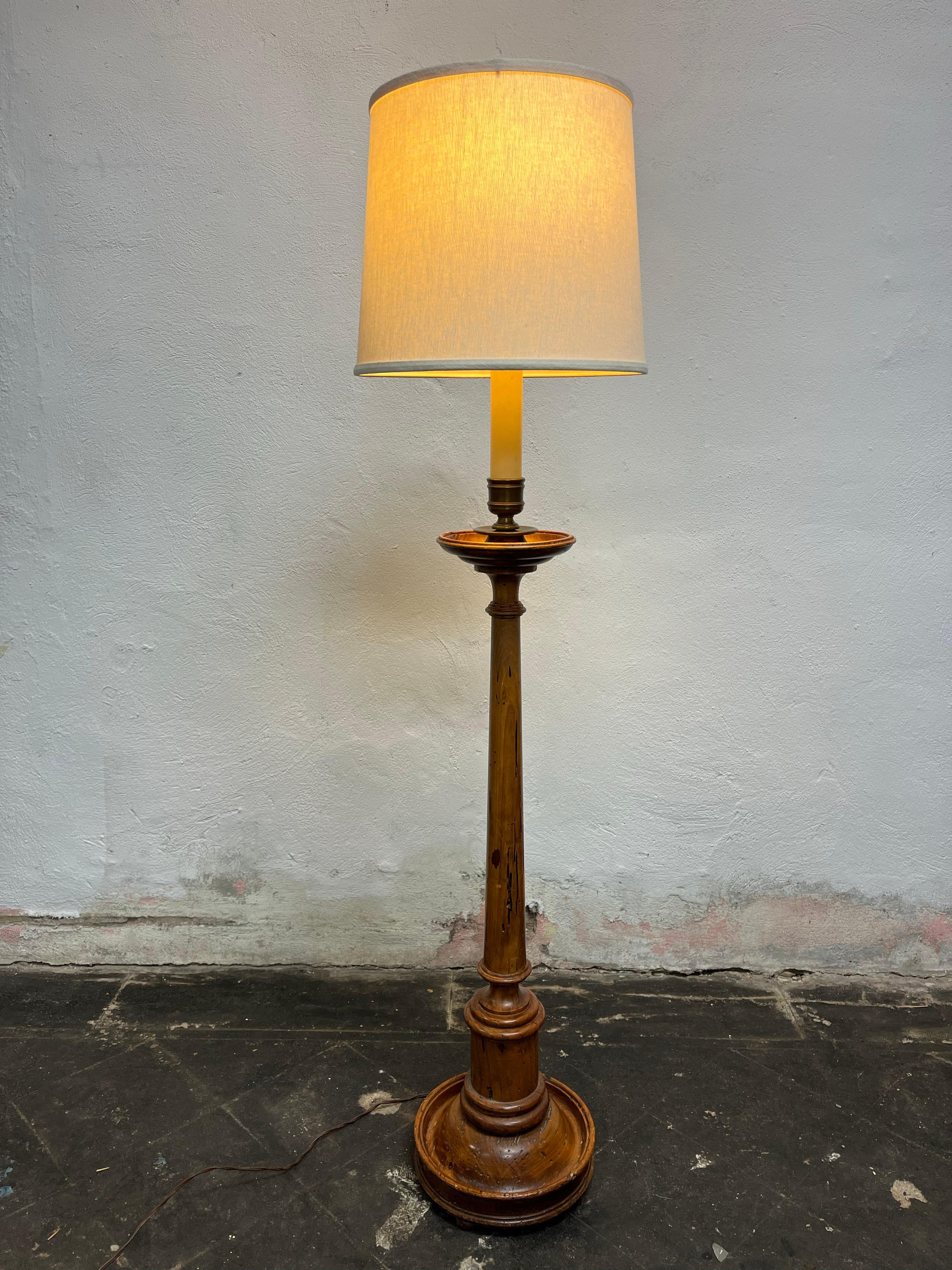 Classico americano Lampada da terra a candeliere in legno tornito vintage Chapman Italia in vendita