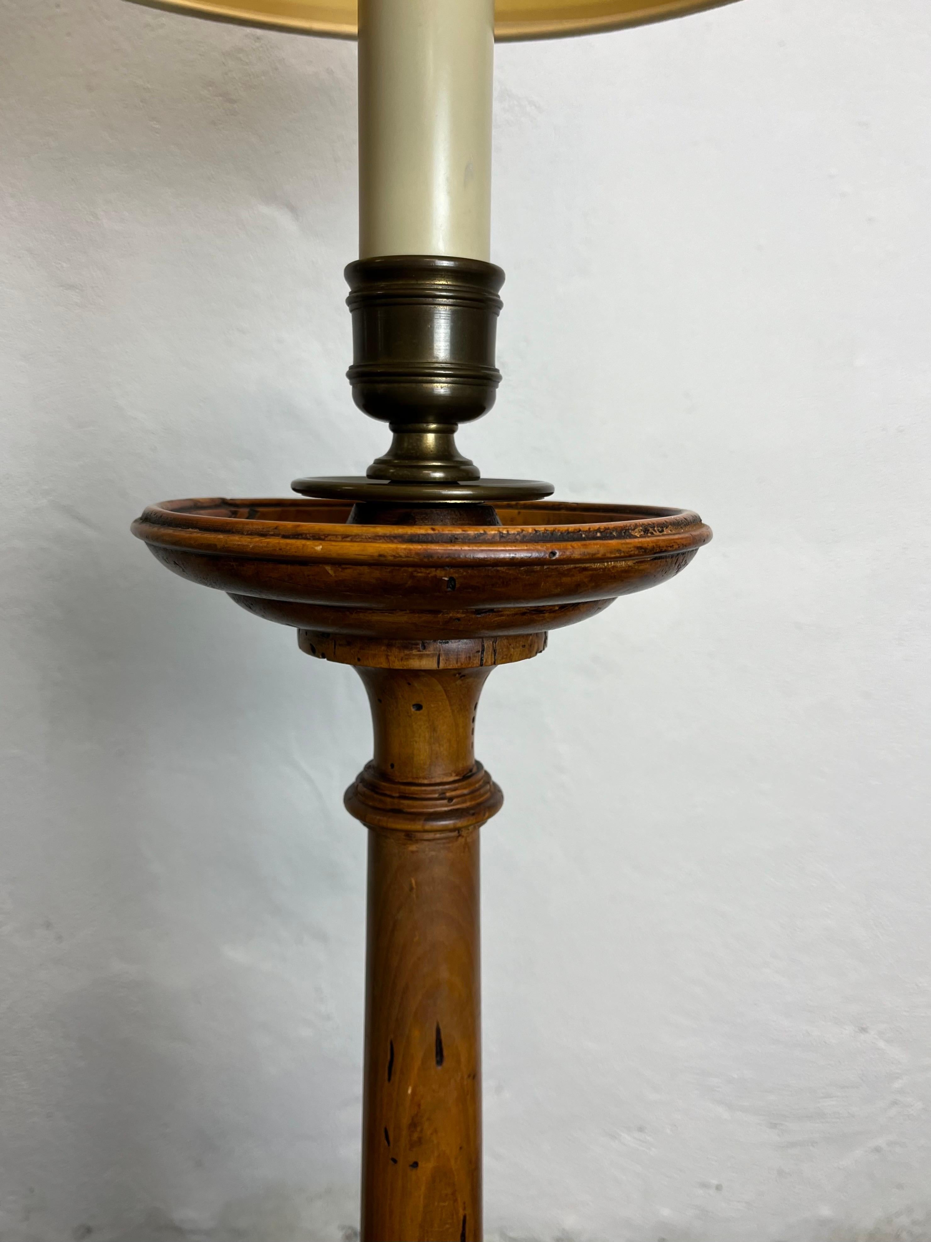 Italiano Lampada da terra a candeliere in legno tornito vintage Chapman Italia in vendita