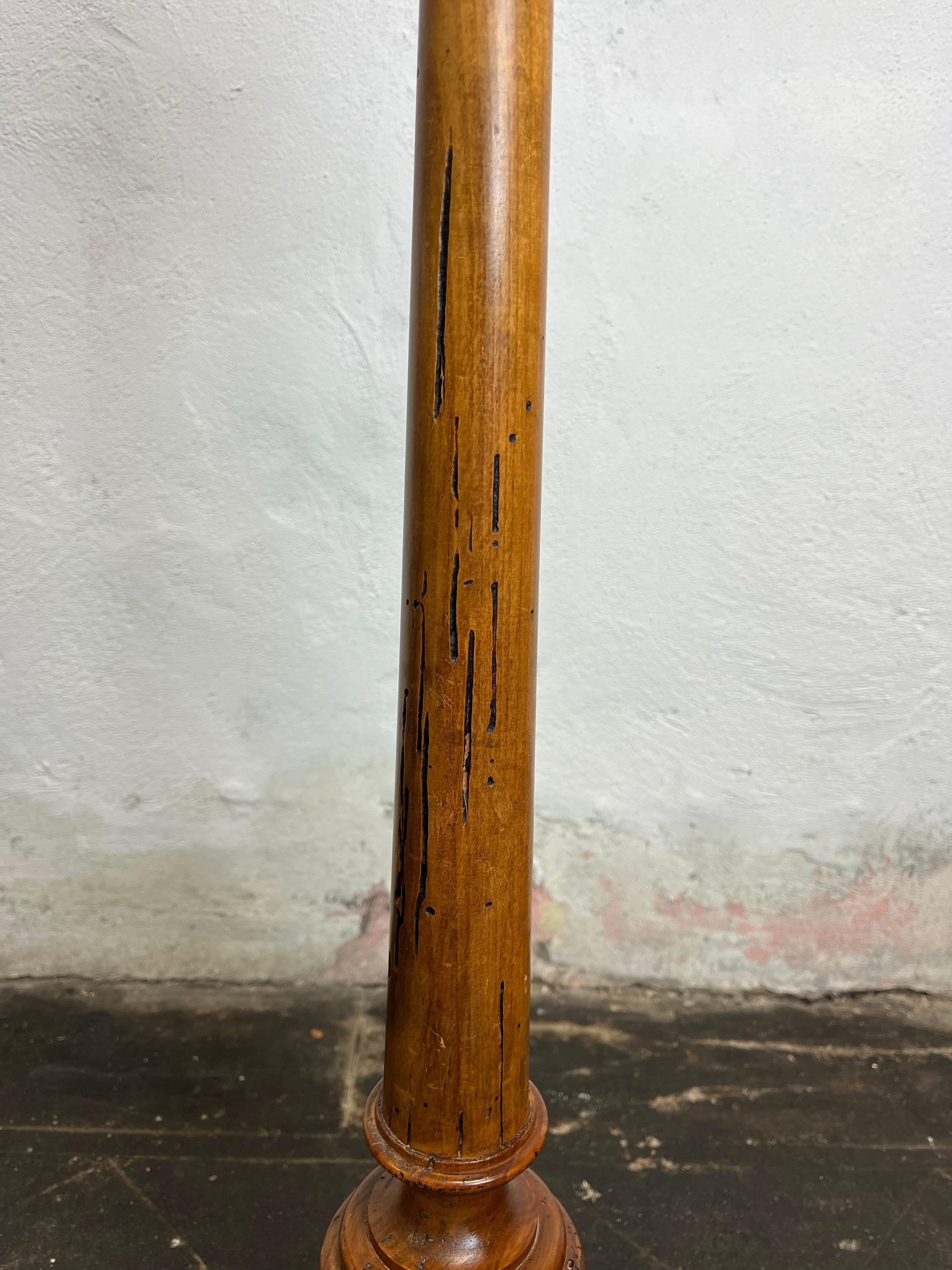 Lampada da terra a candeliere in legno tornito vintage Chapman Italia In condizioni buone in vendita a W Allenhurst, NJ