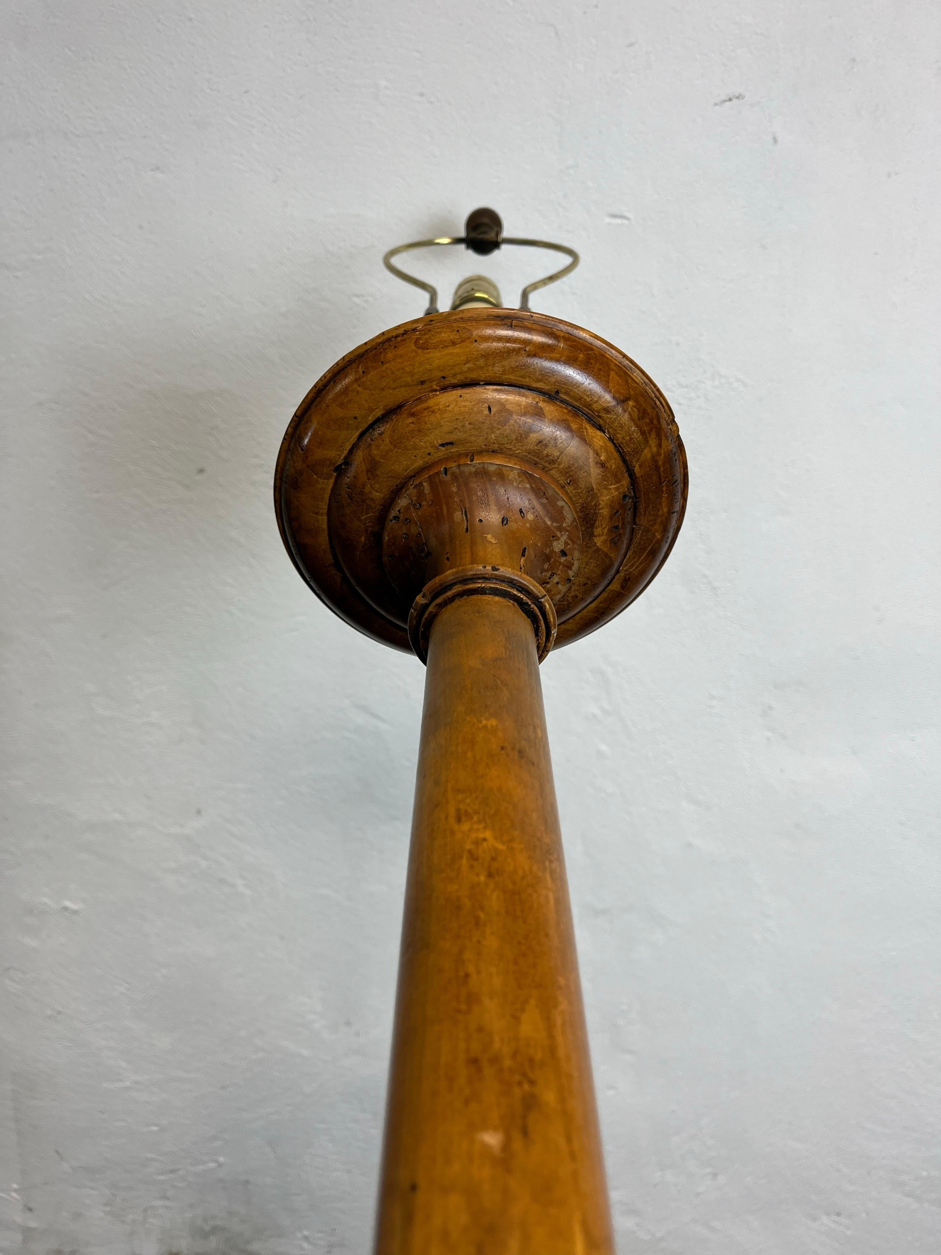 Lampada da terra a candeliere in legno tornito vintage Chapman Italia in vendita 2