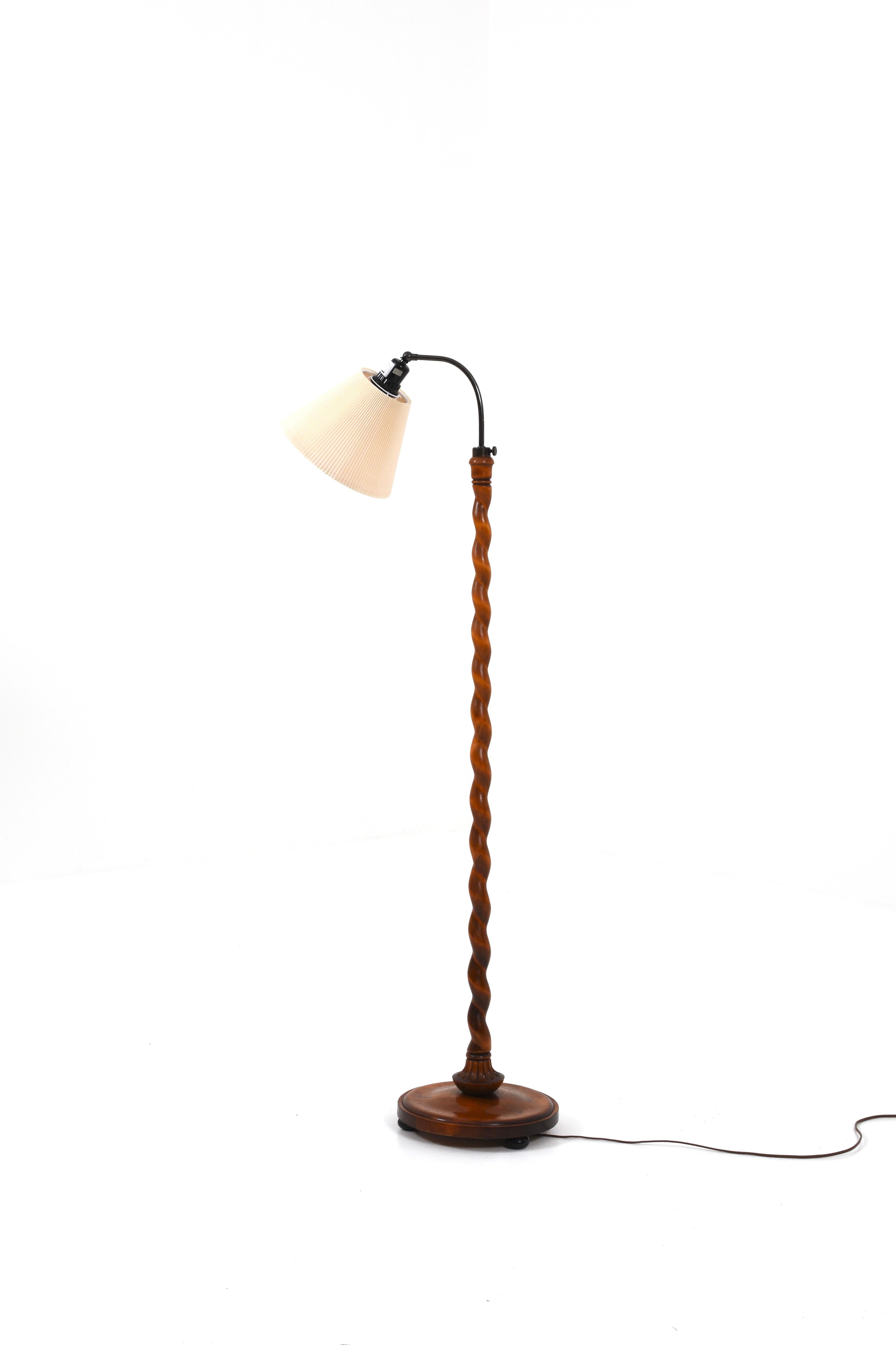 Very elegant and beautiful wooden floor lamp. With its elegant design, it fits in several different interior styles.

The height of the lamp can be adjusted.

