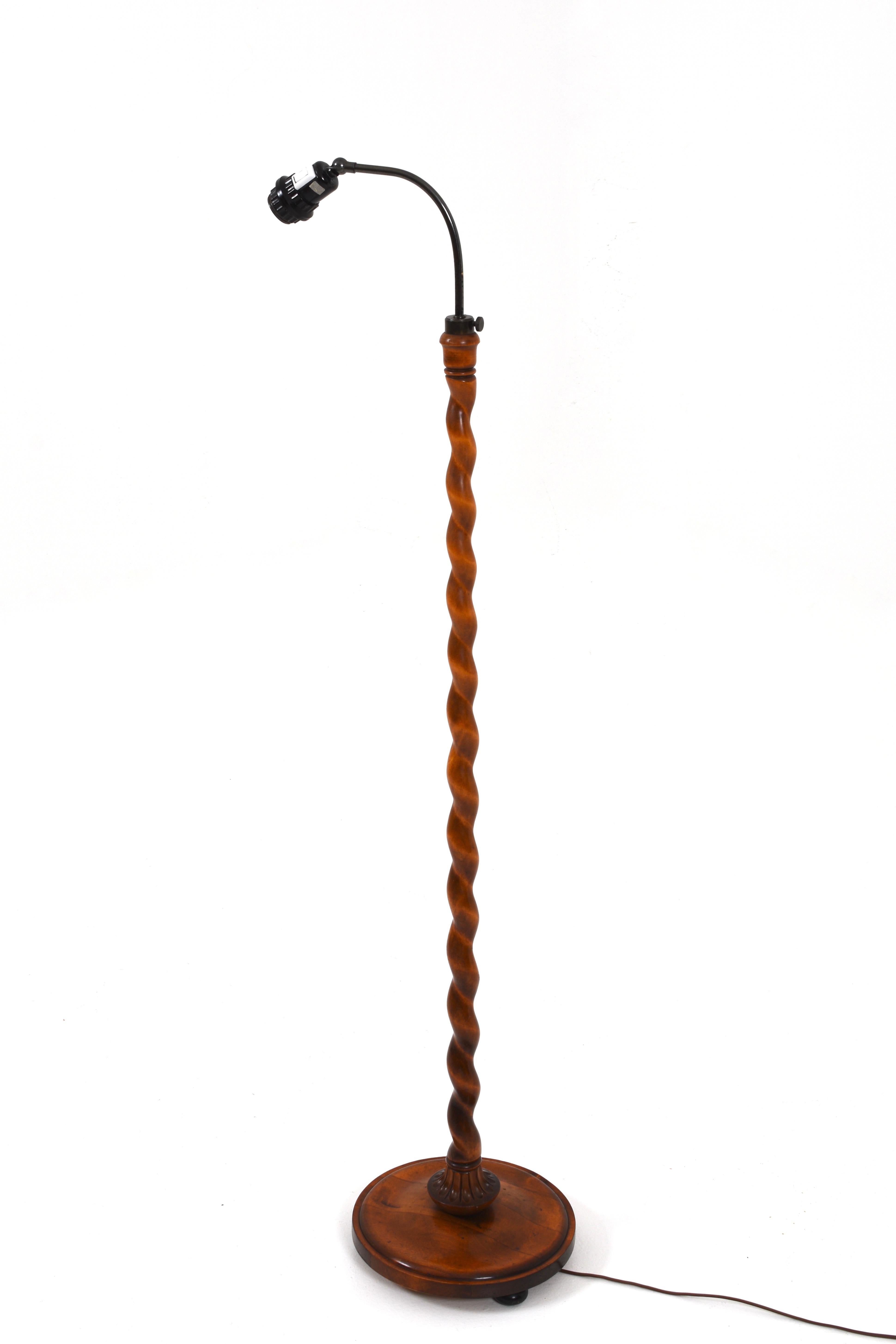 Wooden floor lamp, Early 20th century In Good Condition In Göteborg, SE