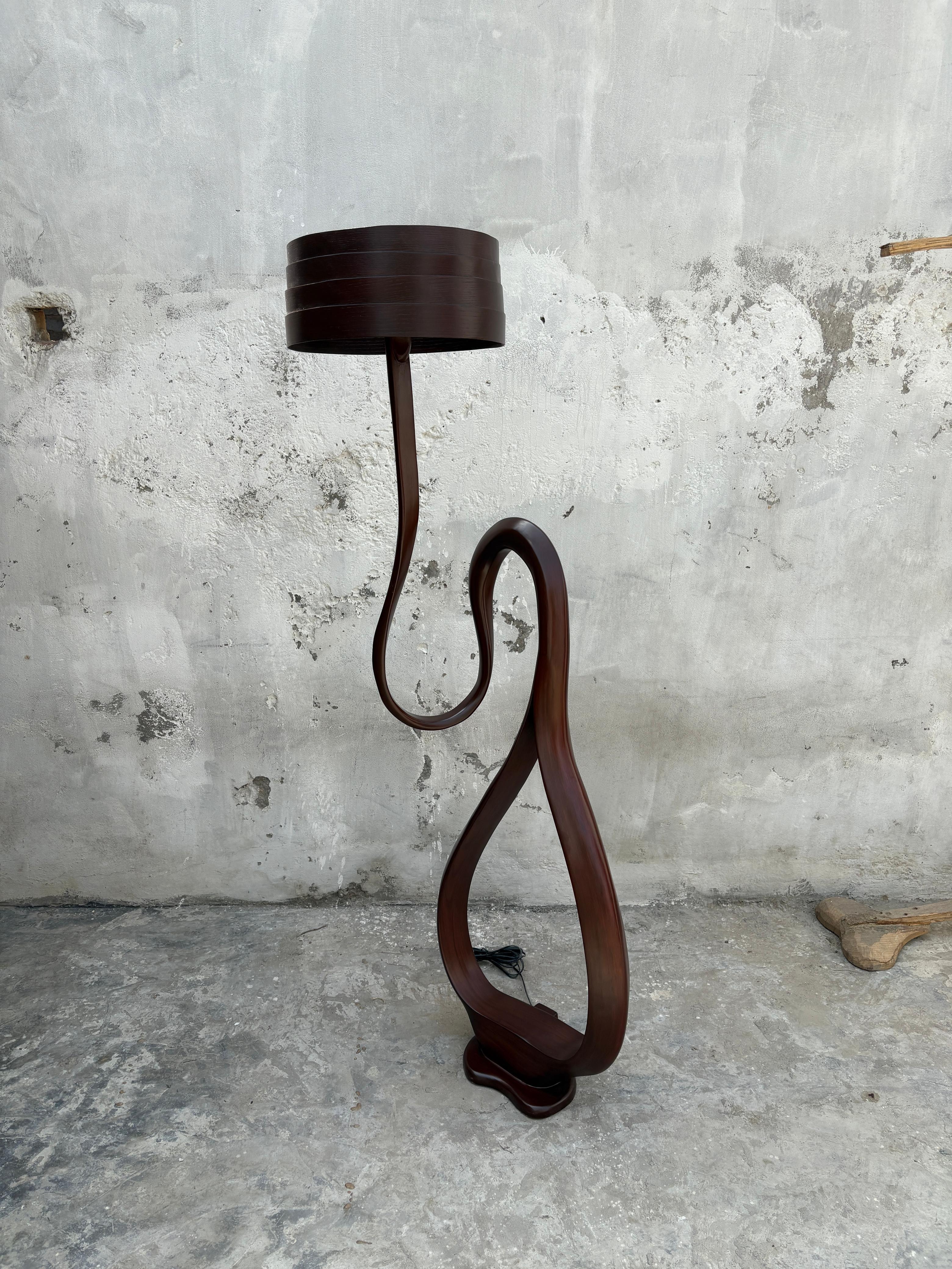 Stehlampe aus Holz, Lampe, Stehlampe Nr. 6 - Serie Fluentum (Organische Moderne) im Angebot