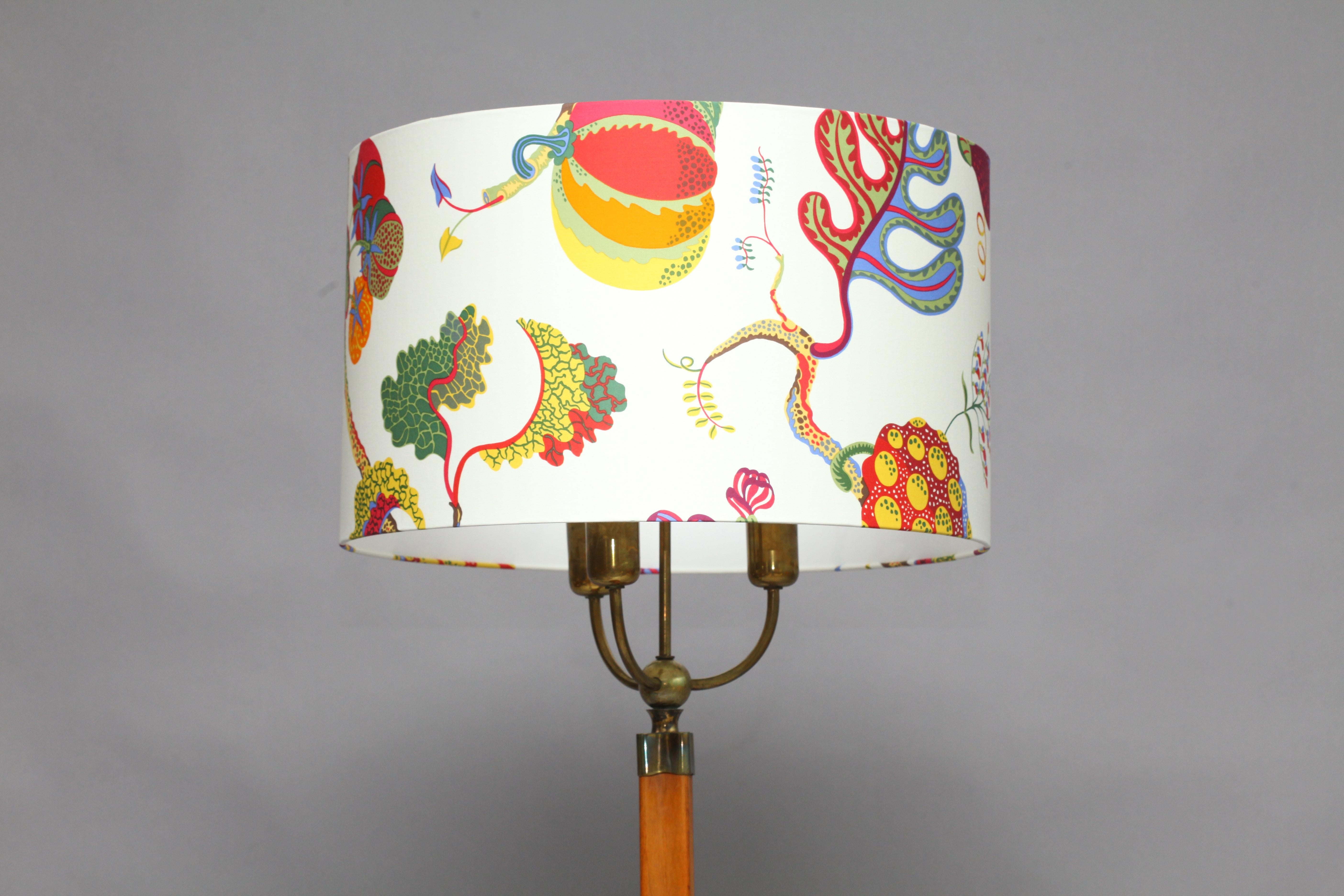 Rare floor lamp,
attributed Josef Frank,
Vienna 1950 round tripod wooden base
shade with new Fosef Frank fabric
three bulb sockets.