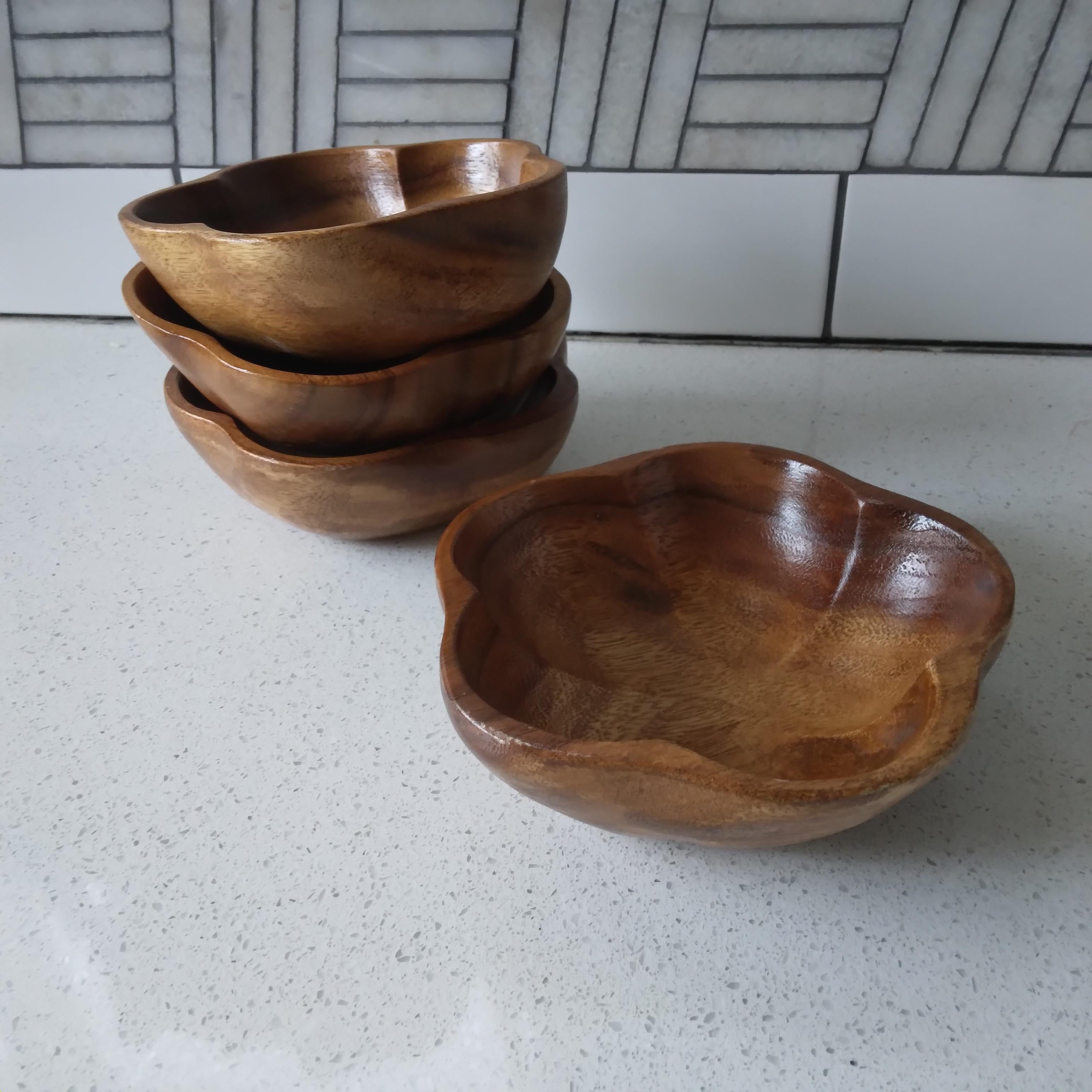 Gorgeous woodgrain and an adorable floral shape, this small bowls are a great way to add natural beauty to your dinnerware collection. 