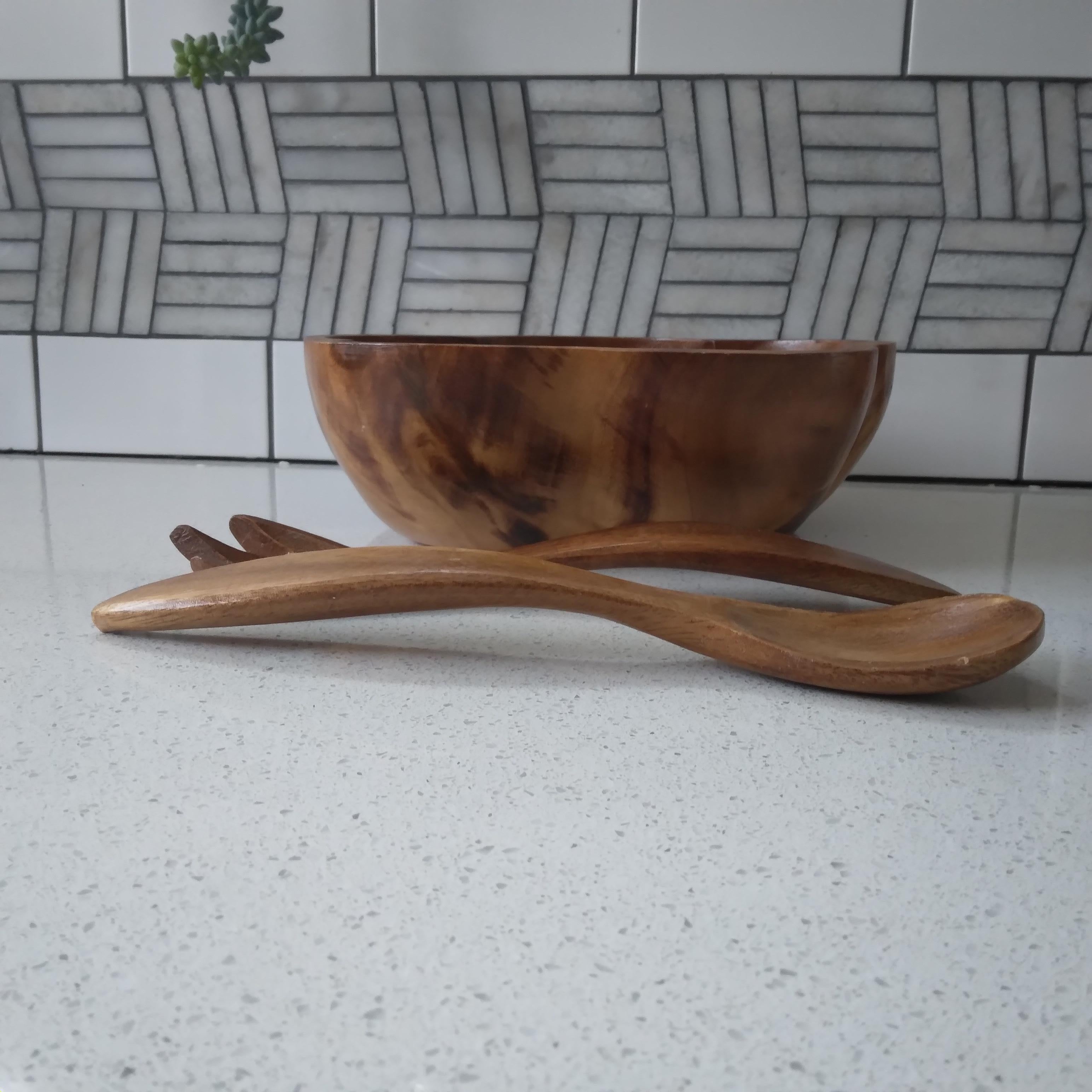 Gorgeous woodgrain and an adorable floral shape, this salad bowl with servers is a great way to add natural beauty to your dinnerware collection. 