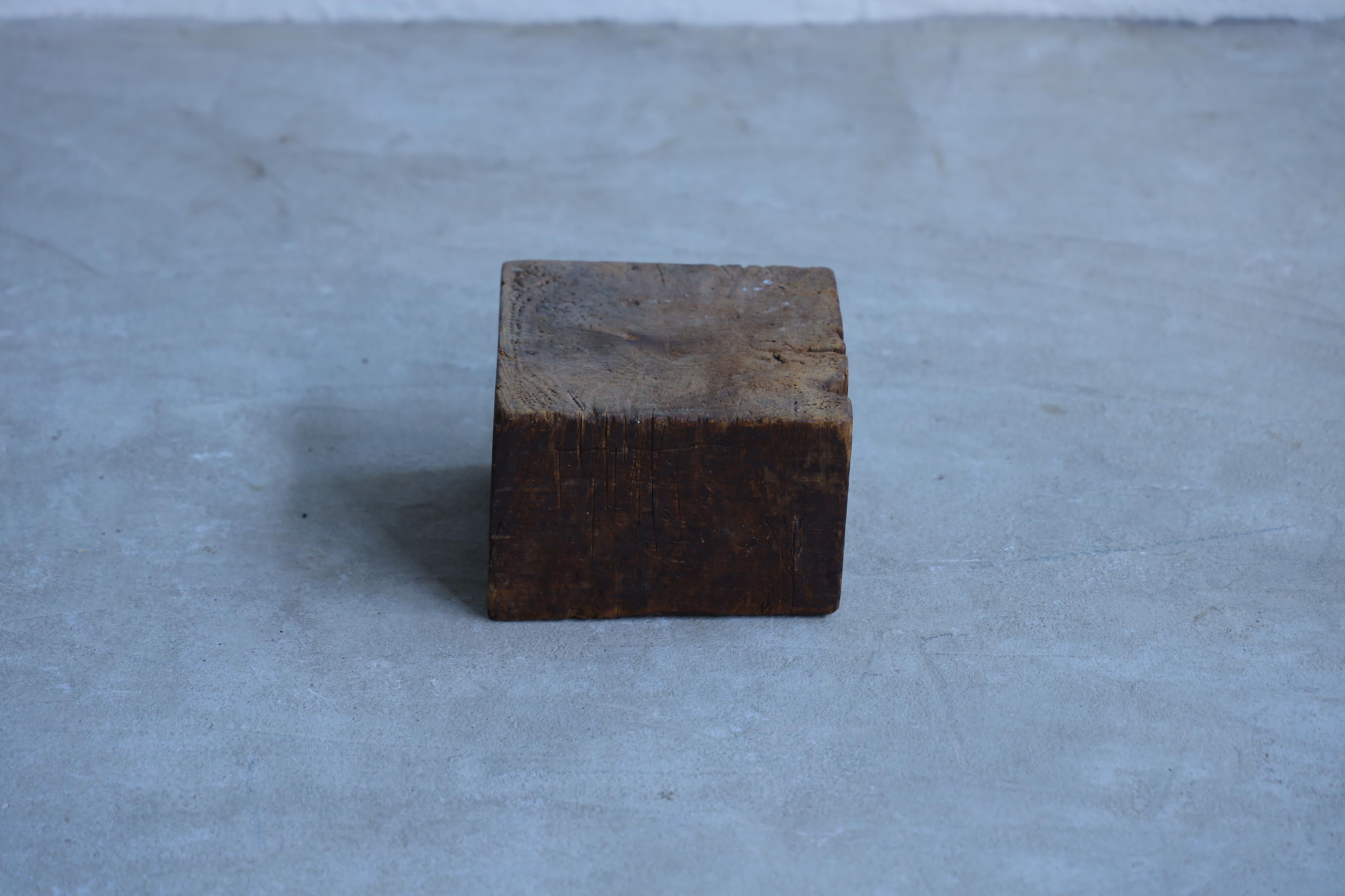 Il s'agit d'un ancien porte-fleurs en bois de la période Meiji.

A l'époque, il servait d'établi aux artisans.
Il présente de petites marques, probablement dues à l'utilisation d'un marteau.

Un tissu a été fixé à la base pour uniformiser la