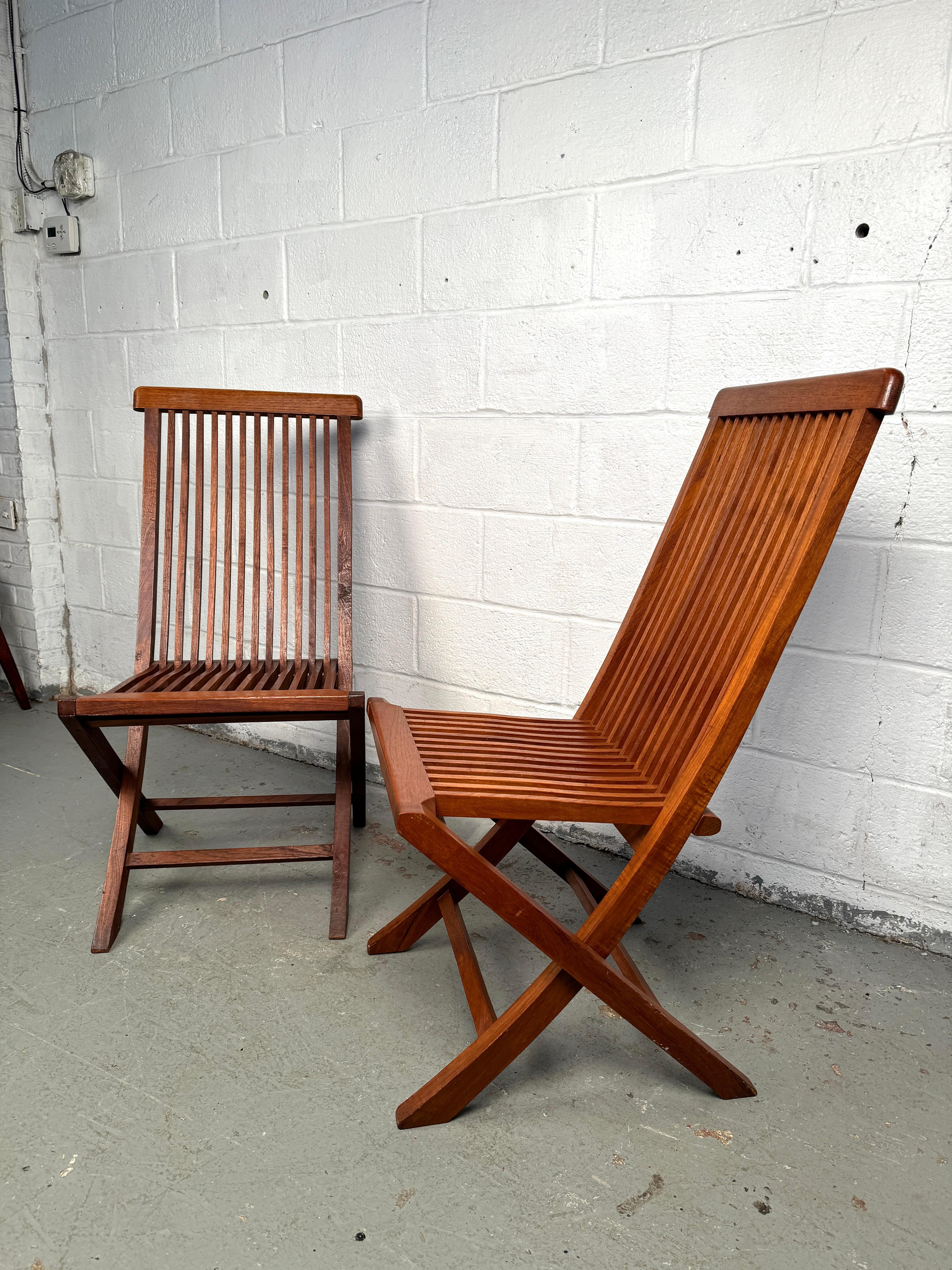 Mid-Century moderno Sedie Foldes in teak moderne di metà secolo in vendita