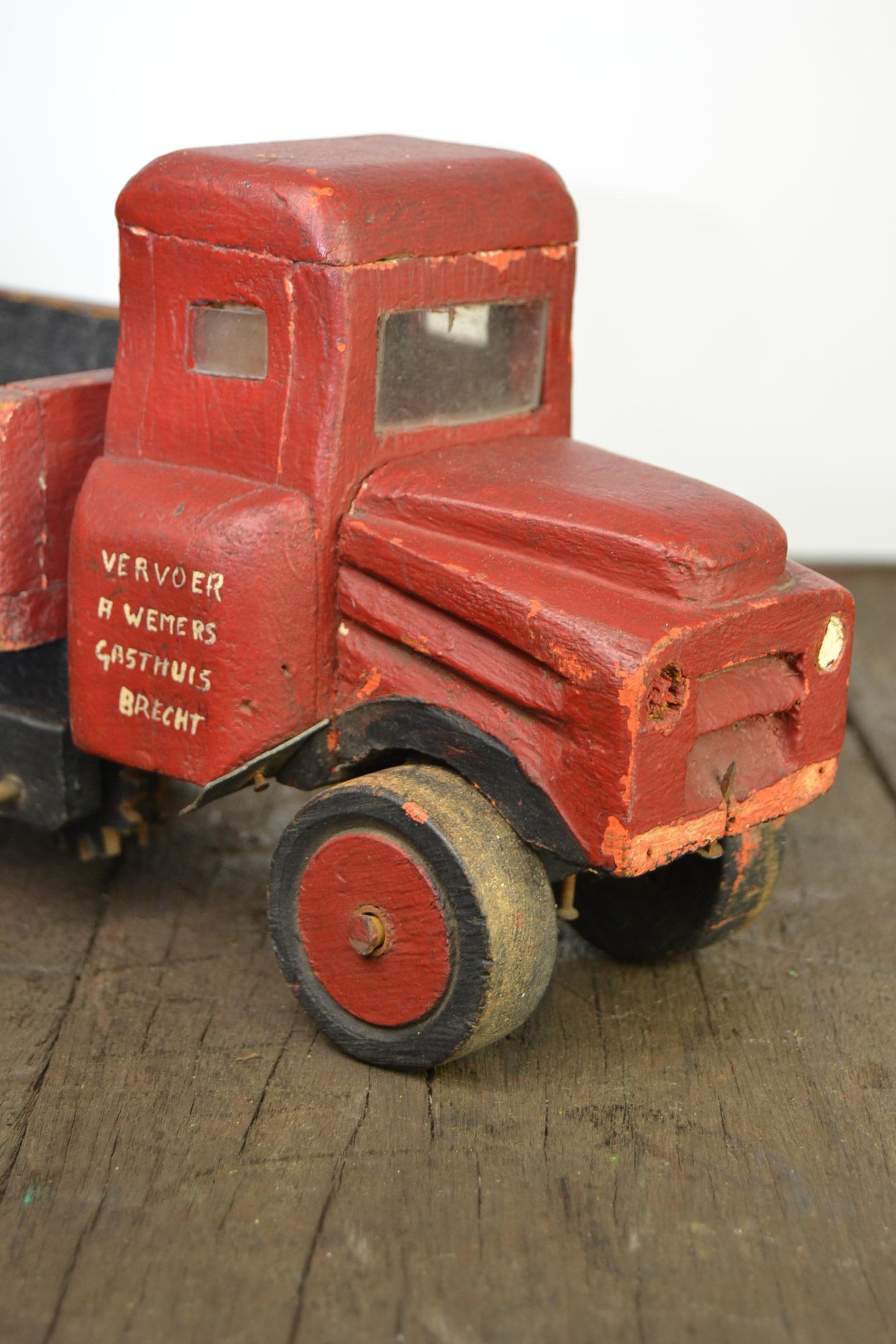 Folk Art toy truck.
This wooden toy is a dump truck, dumper truck, tipper truck.
With this art & Craft toy - model of a truck, has been played a lot,
So lots of traces due use and age.
This used and aged patina makes this decorative object just