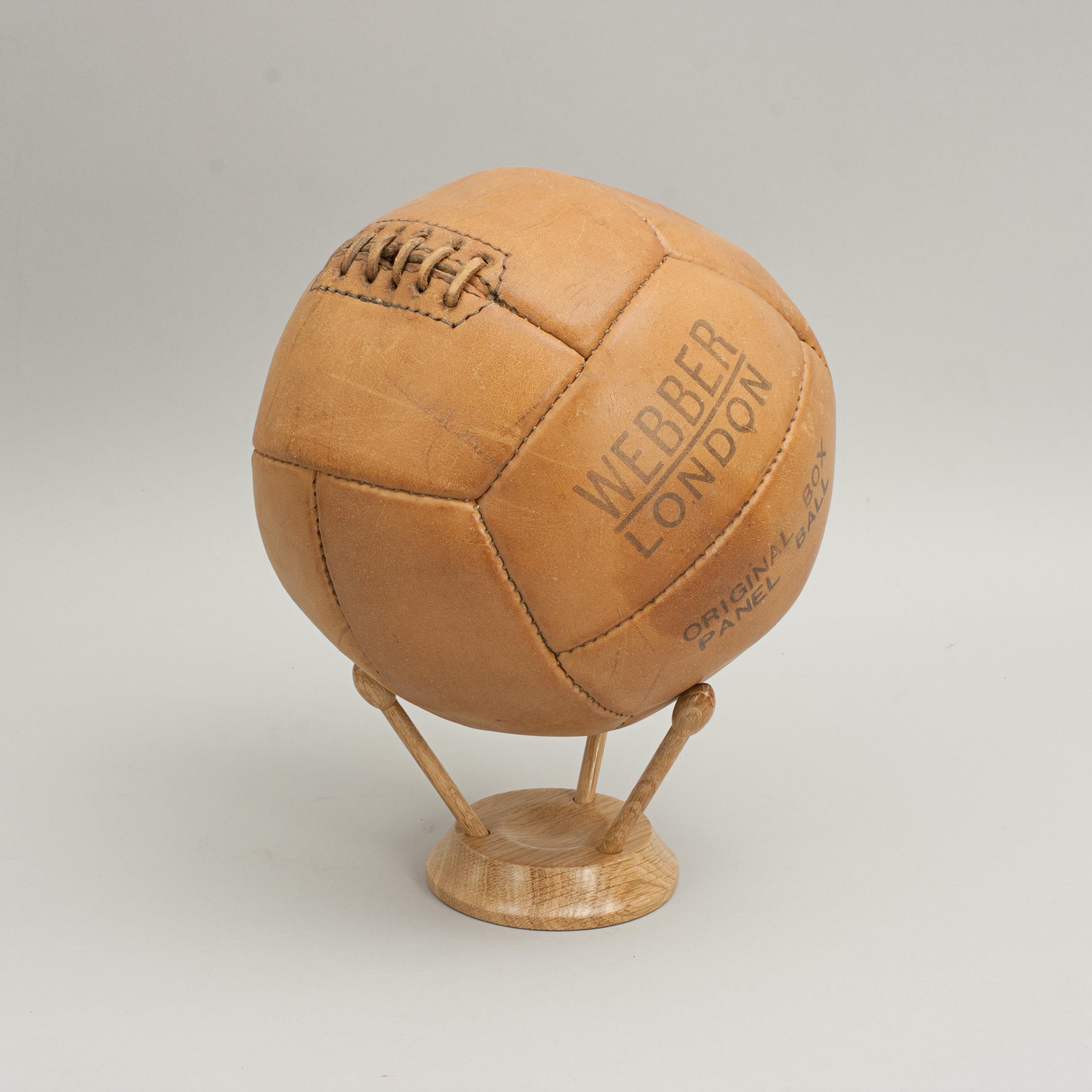 Anglais Présentoir pour ballons de football/rugby en bois en vente