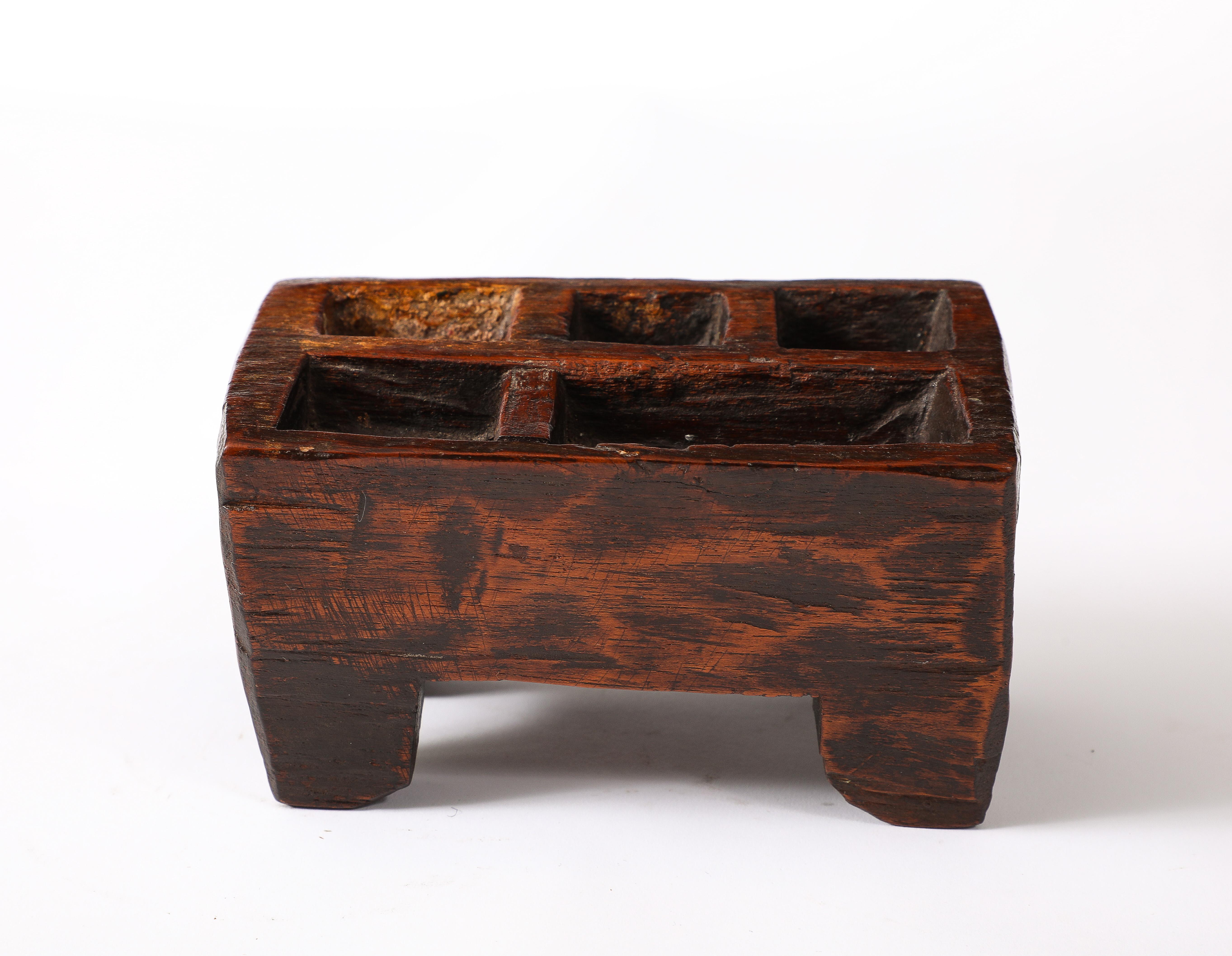 Wooden Footed Tray, USA 1900's In Good Condition For Sale In New York, NY
