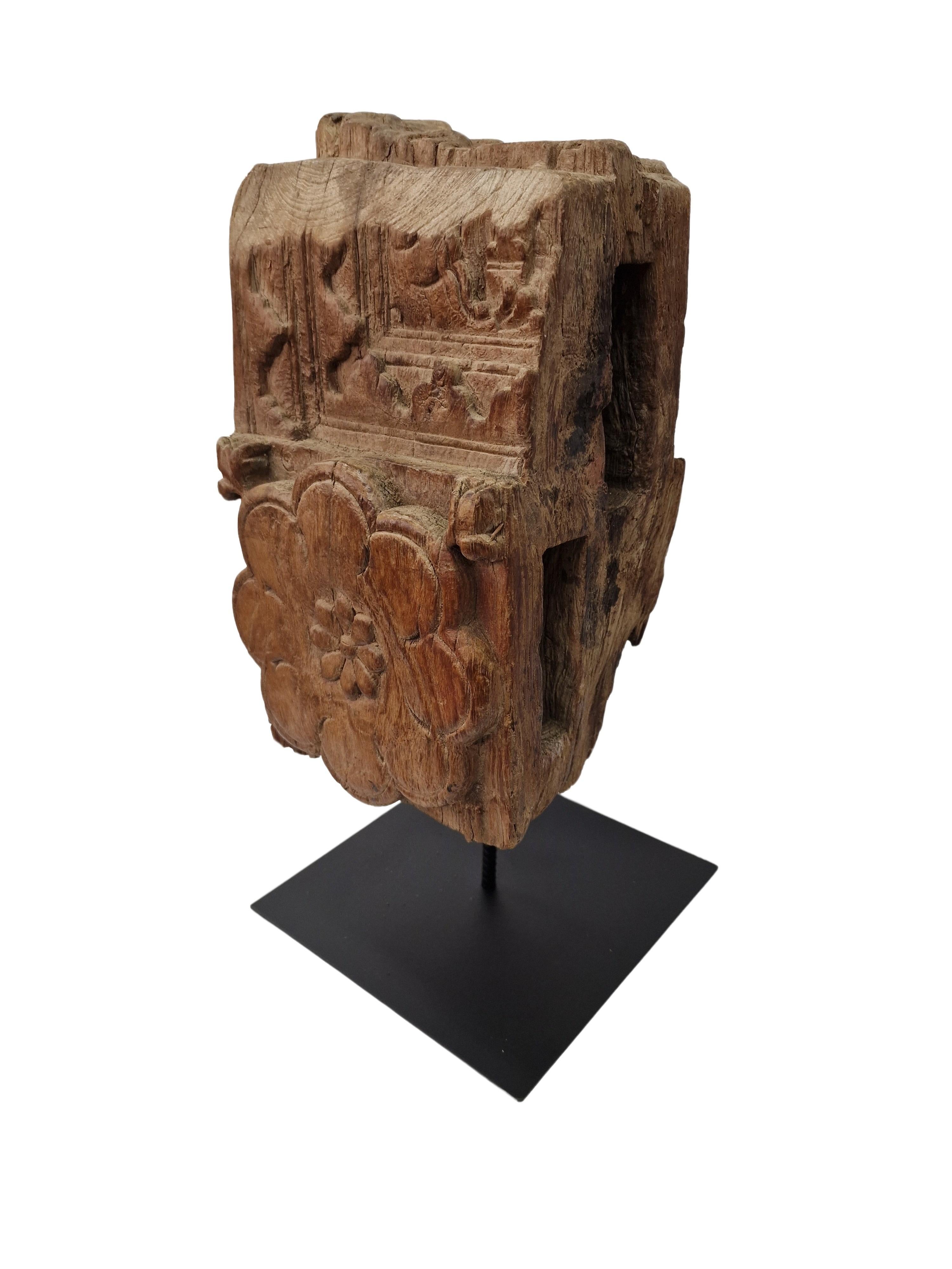 Splendido richiamo visivo per i tuoi interni, intagliato a mano, vecchio di almeno 100 anni, prodotto in Italia. 

L'oggetto di legno di forma quadrata è meravigliosamente intagliato su un lato. Puoi vedere un ornamento e un grande fiore. Il