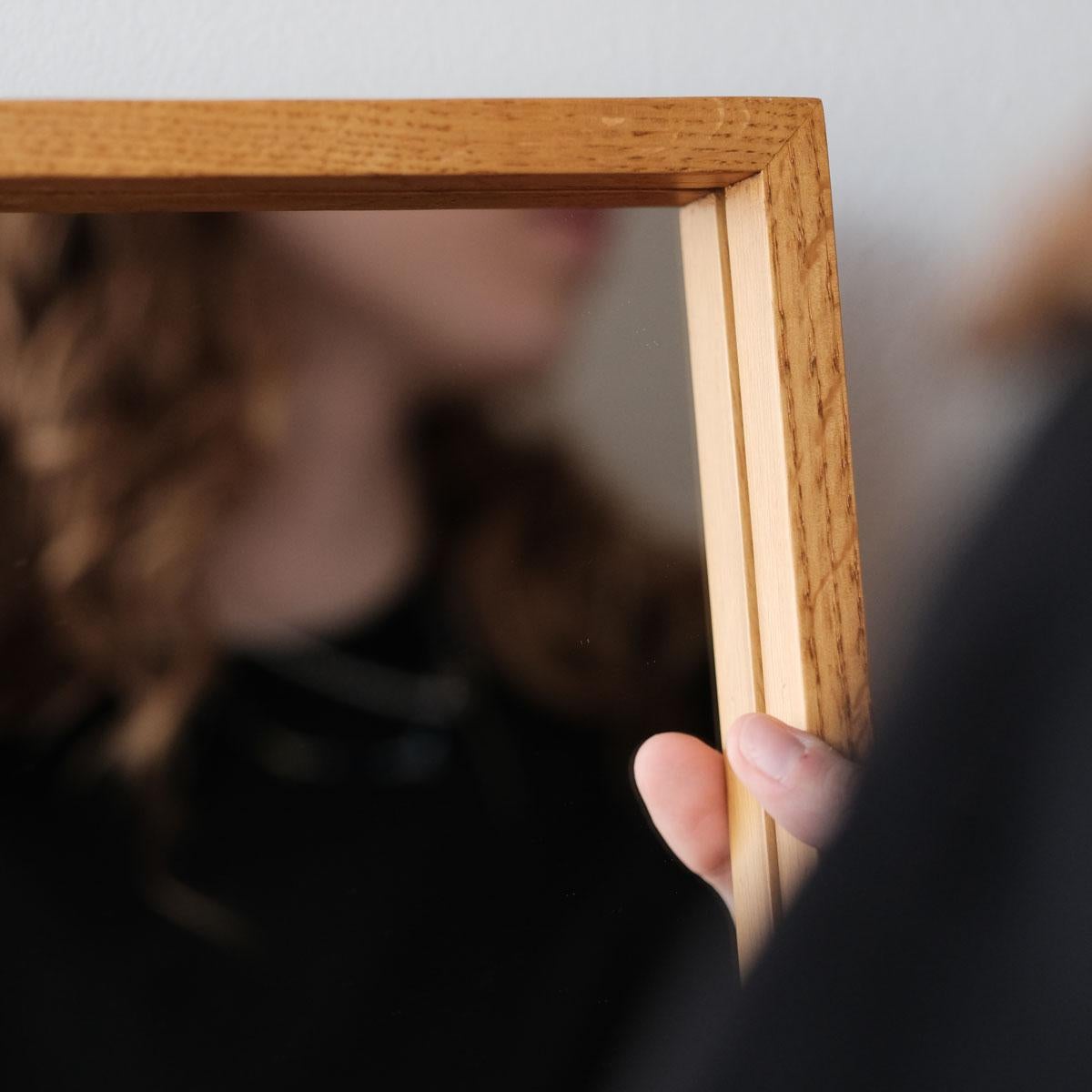 Realizzato interamente in legno massiccio di Oak, questo specchio offre un'estetica unica grazie alla sua texture naturale. Le venature distintive di ogni pezzo di legno conferiscono al prodotto un aspetto caratteristico. L'utilizzo di legno
