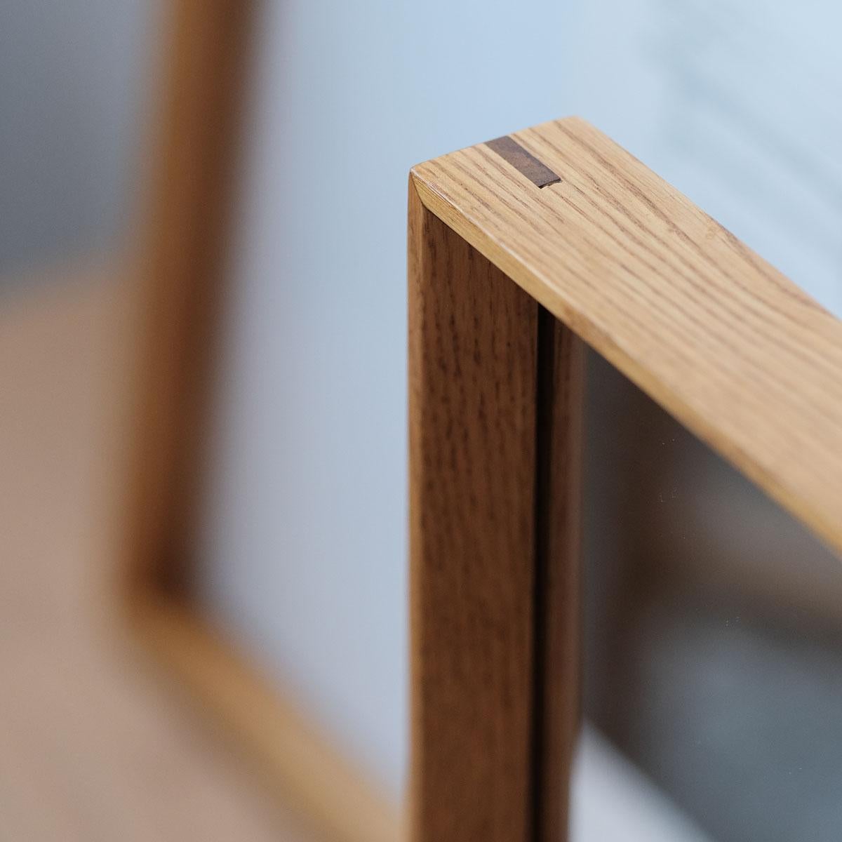 Lo specchio con cornice minimal in rovere massiccio della serie REGULAR è stato progettato per donare calore ed eleganza ai tuoi spazi abitativi grazie alla sua struttura in rovere massiccio naturale. Con la possibilità di posizionarlo sia in