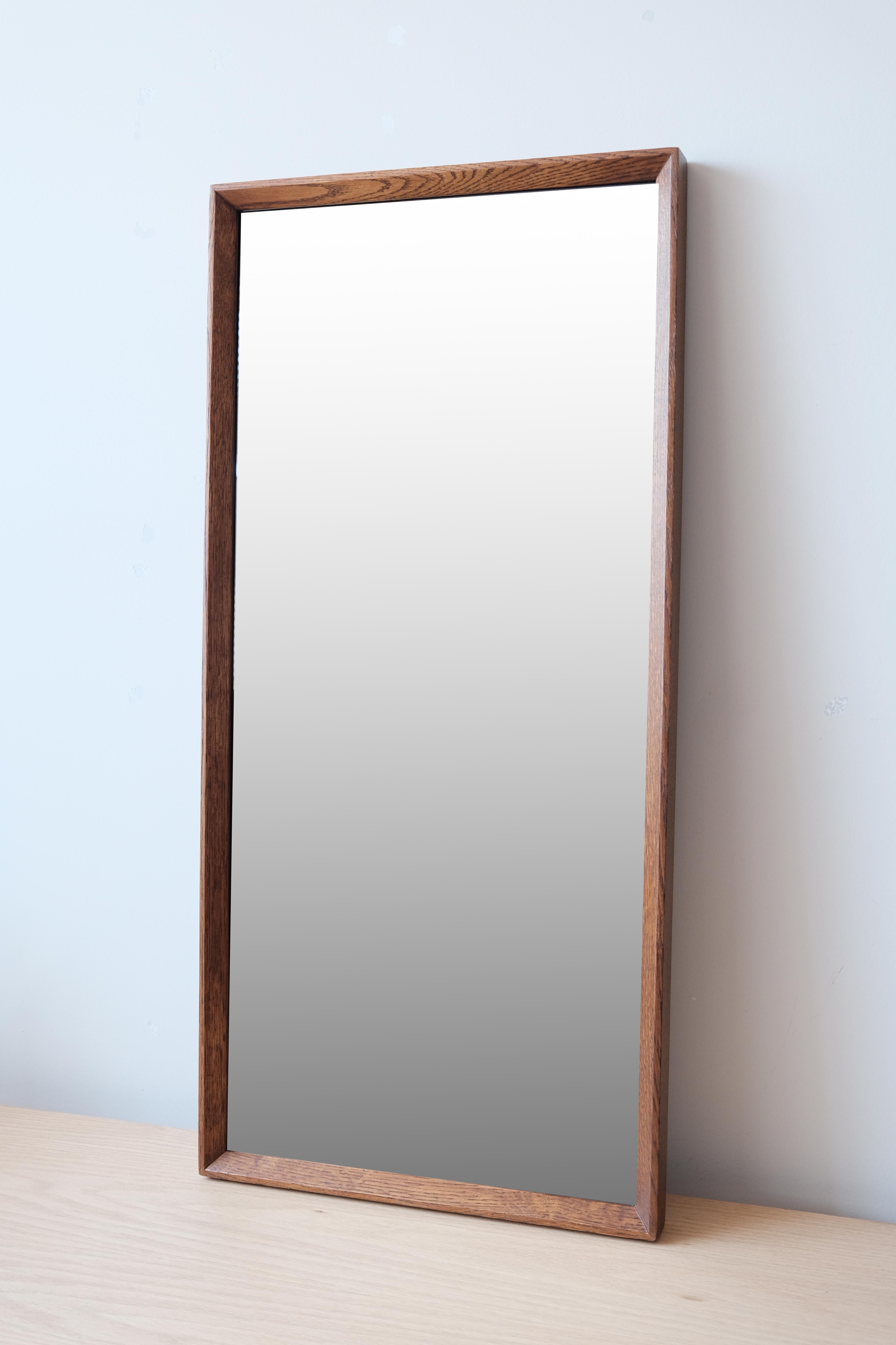 Le miroir à encadrement minimal en chêne massif de la série REGULAR est conçu pour apporter chaleur et élégance à vos espaces de vie grâce à sa structure en chêne massif naturel. Offrant des options de placement à la fois verticales et horizontales,