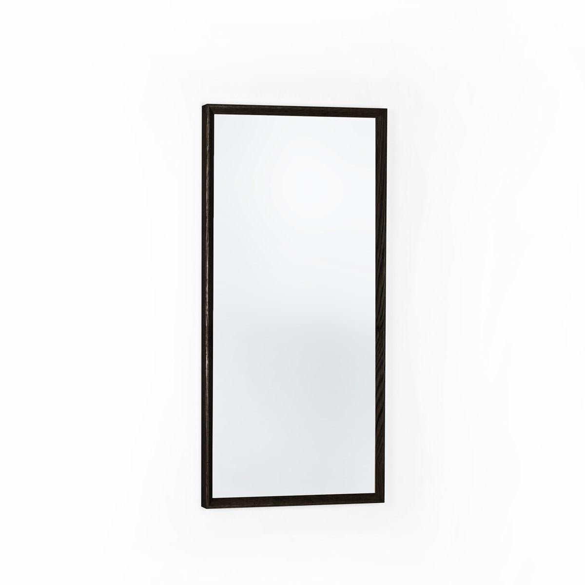 Lo specchio con cornice minimal in rovere massiccio della serie REGULAR è stato progettato per donare calore ed eleganza ai tuoi spazi abitativi grazie alla sua struttura in rovere massiccio naturale. Con la possibilità di posizionarlo sia in