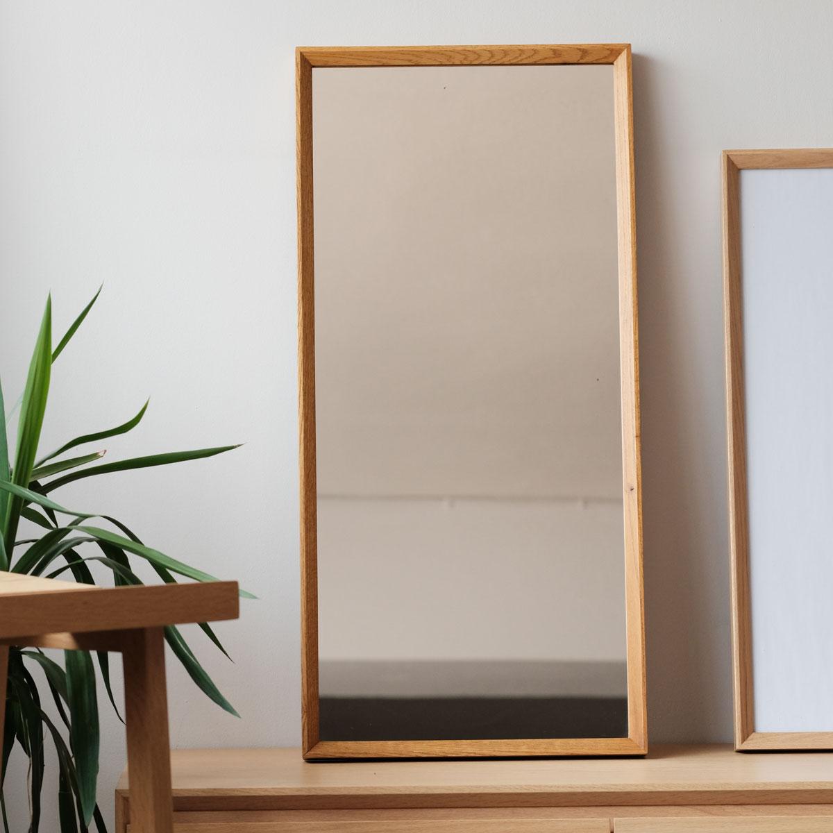 Moderno Specchio con cornice in legno - Misura media - REGOLARE in vendita
