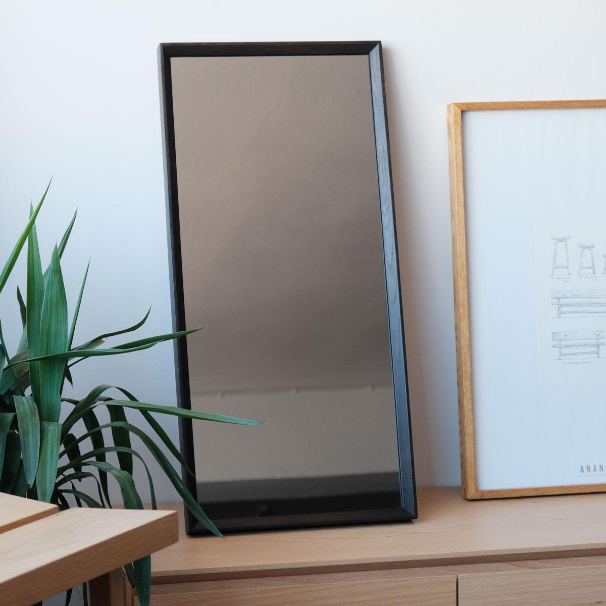Ce miroir plat minimaliste en chêne massif est entièrement fabriqué à partir de bois de chêne massif, et chaque cadre est unique avec son propre motif naturel et sa structure de grain. La surface en bois conserve la véritable texture du bois avec de