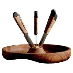Hölzerne Obstschale mit sechs Messern von Werkstätte Carl Auböck, Österreich 1960er Jahre