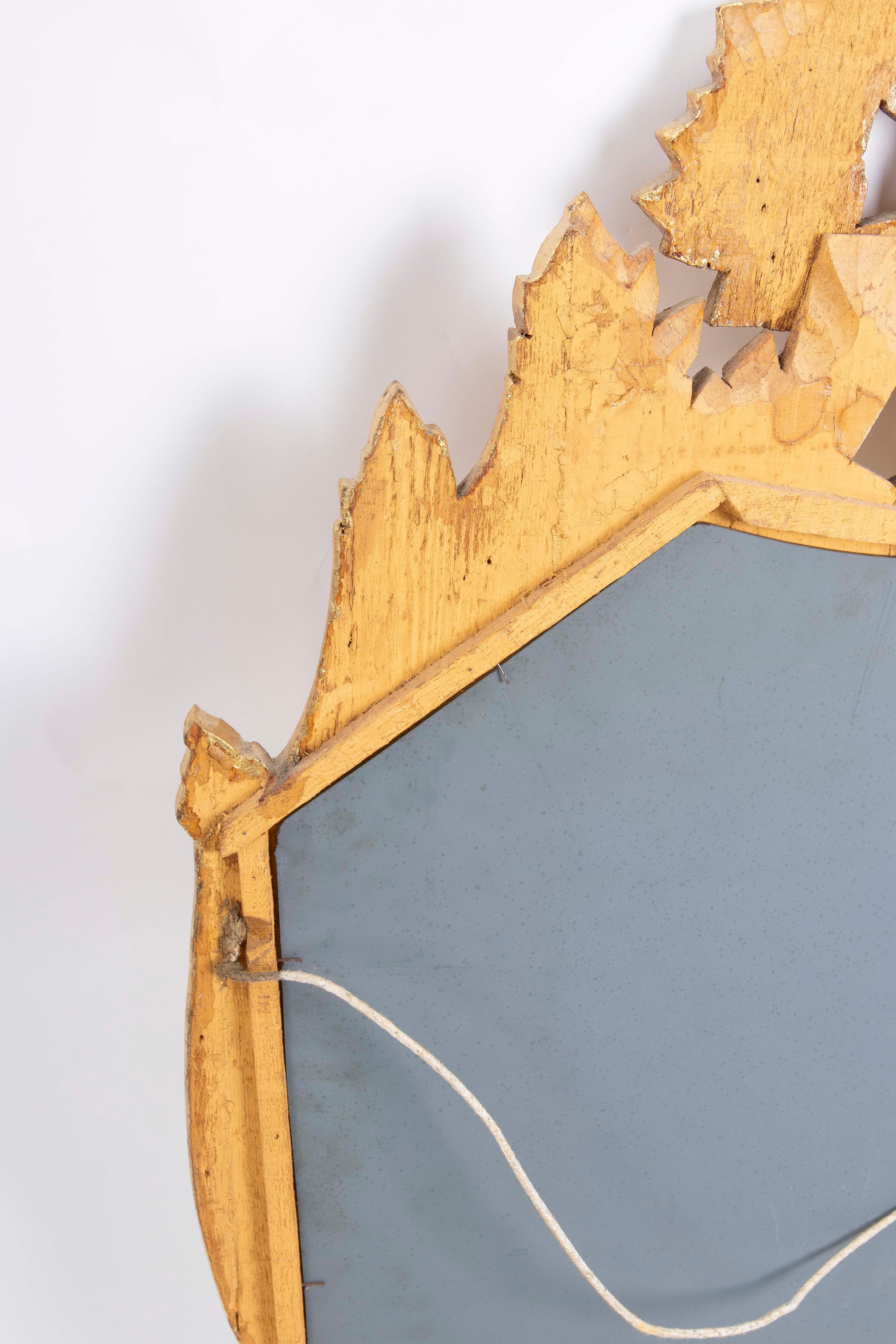 Miroir mural doré avec piédestal en bois d'époque plus tardive en vente 5