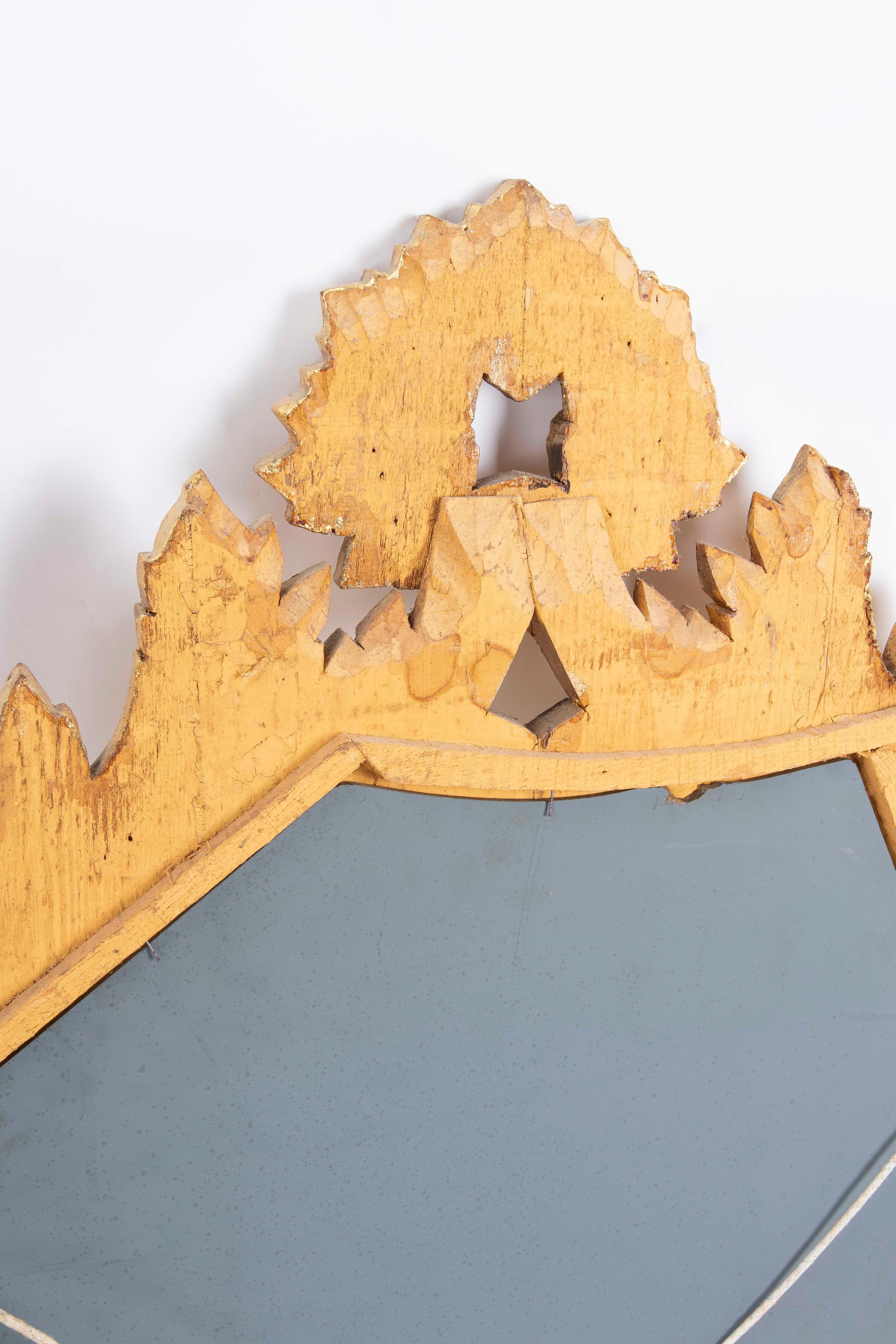 Miroir mural doré avec piédestal en bois d'époque plus tardive en vente 6