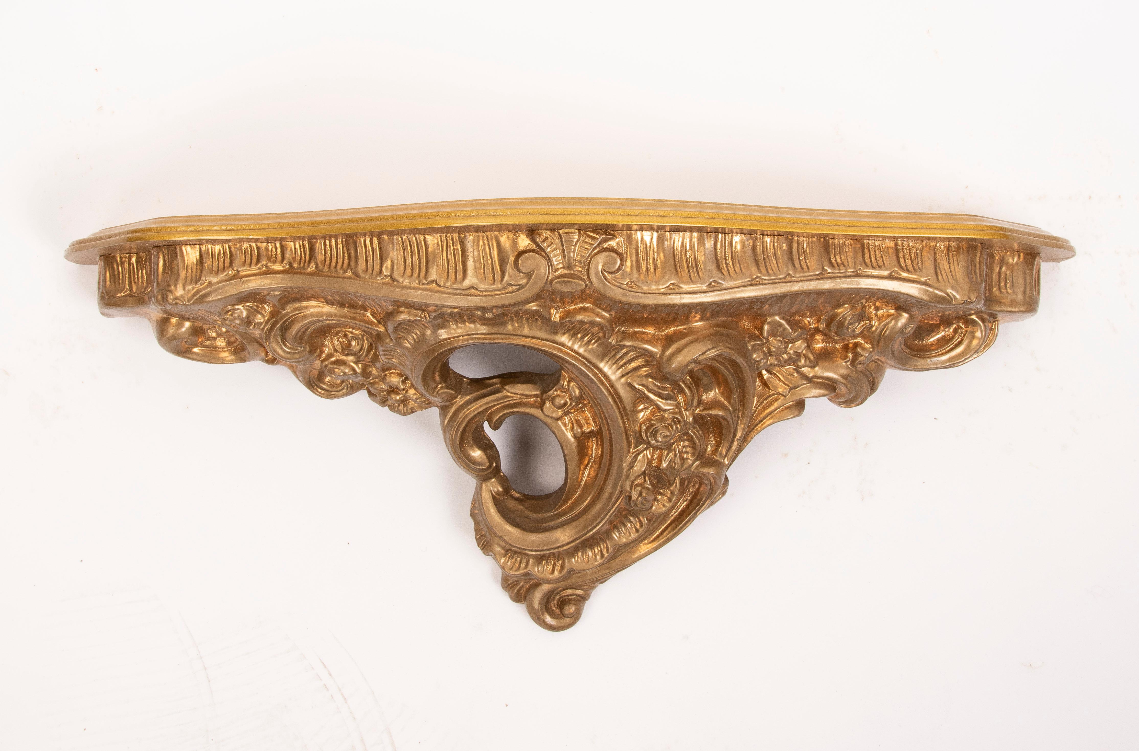 Miroir mural doré avec piédestal en bois d'époque plus tardive en vente 7