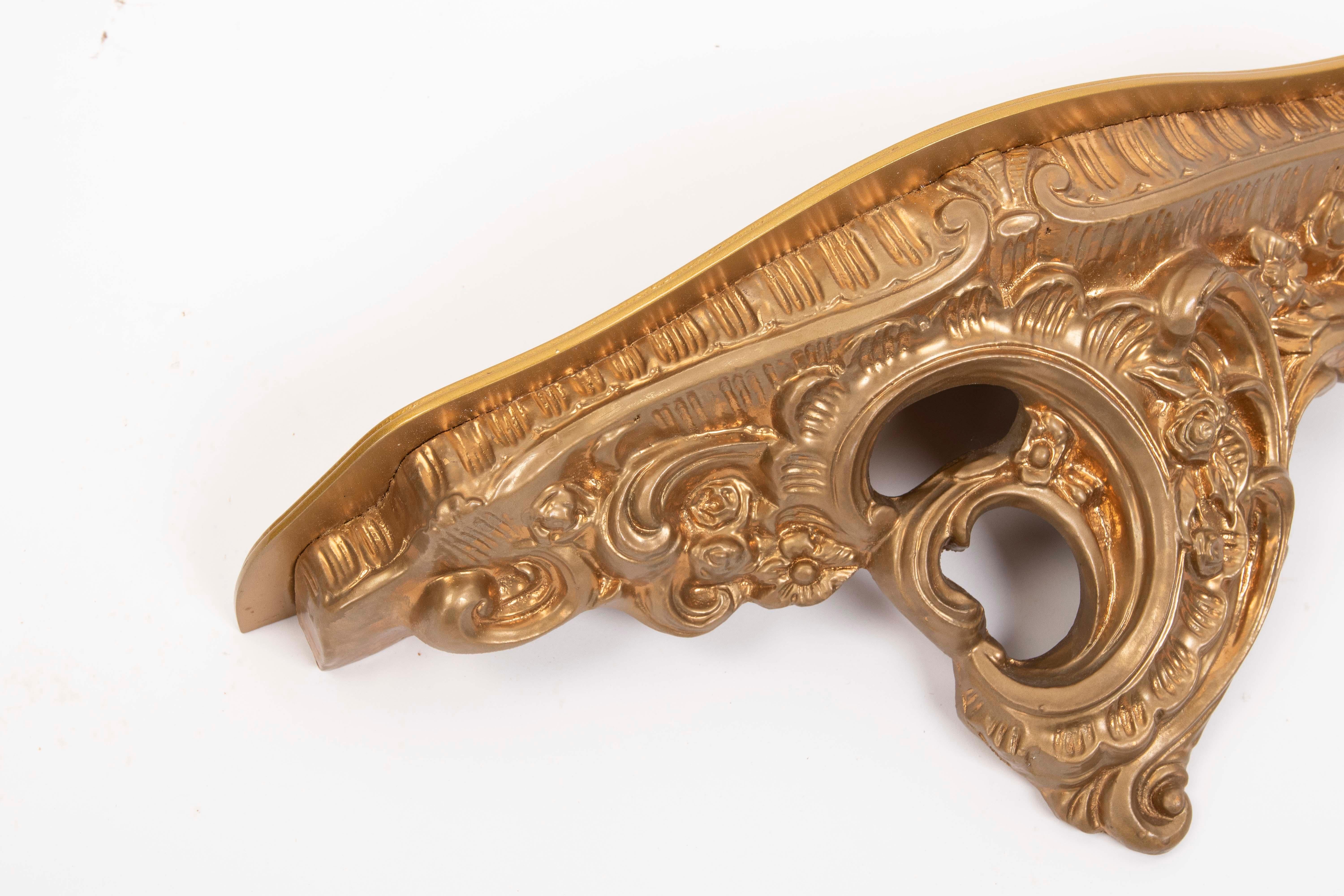 Miroir mural doré avec piédestal en bois d'époque plus tardive en vente 9