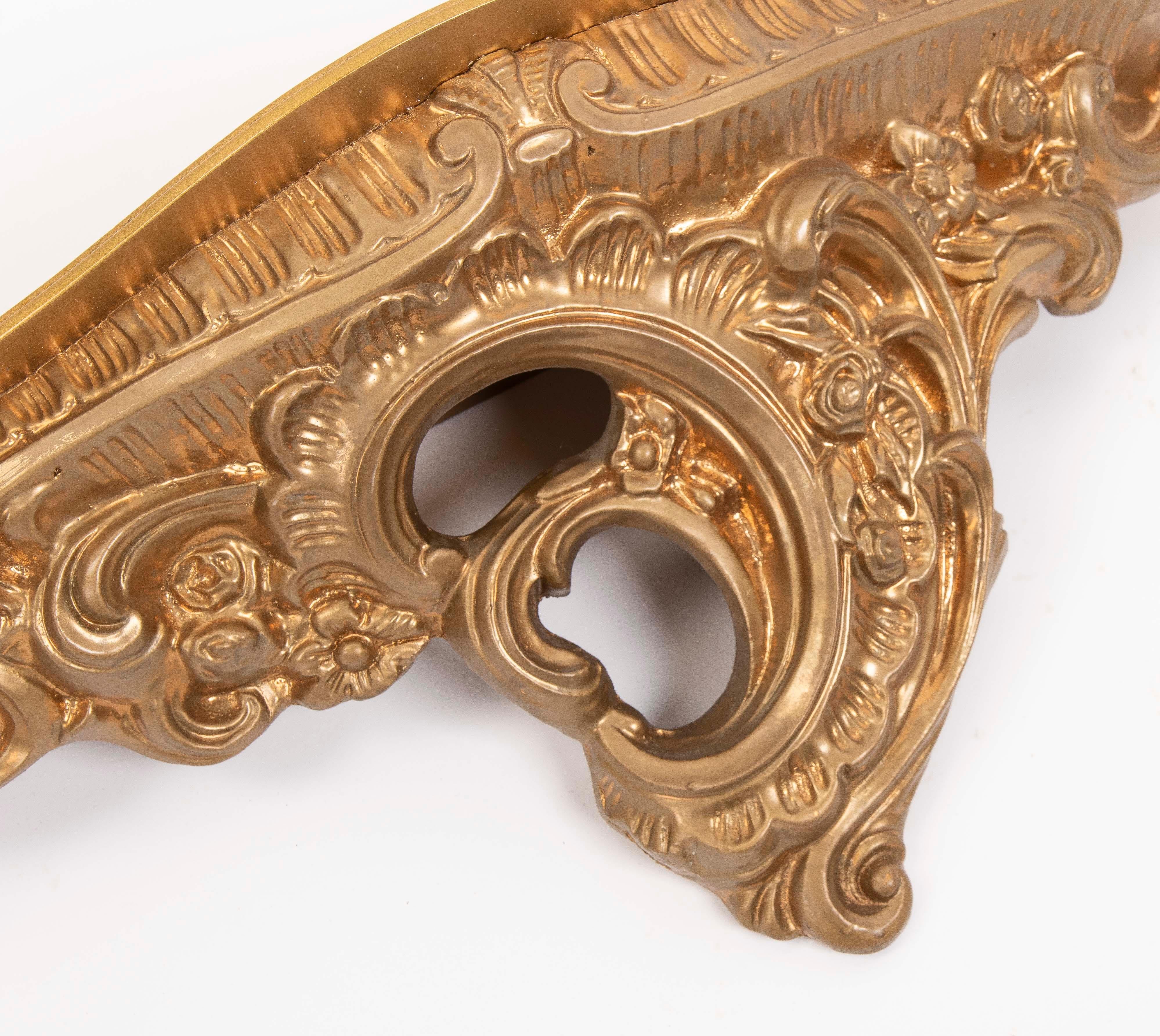 Miroir mural doré avec piédestal en bois d'époque plus tardive en vente 10